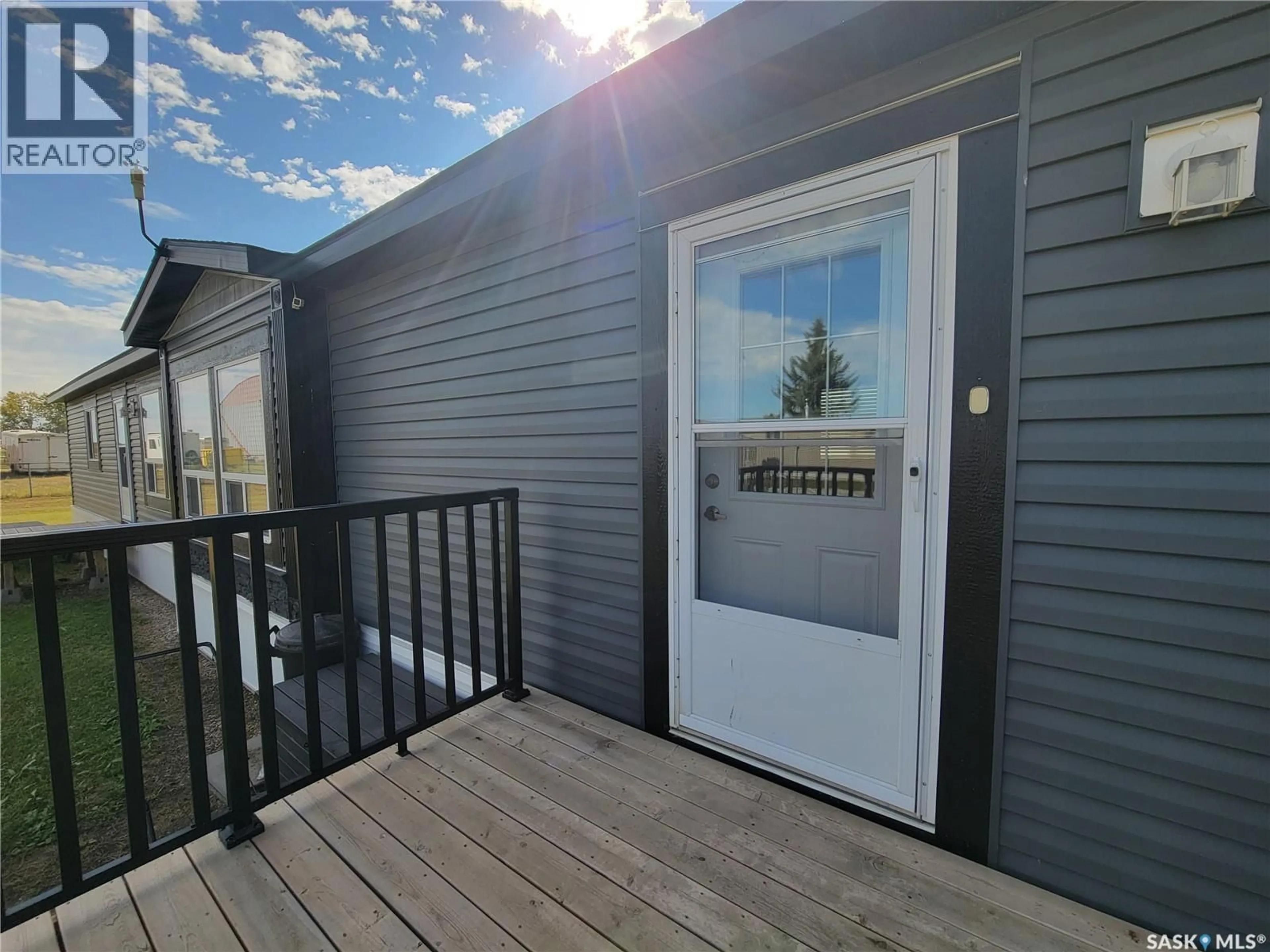 Home with vinyl exterior material, water/lake/river/ocean view for 5123 MIRROR DRIVE, Macklin Saskatchewan S0L2C0