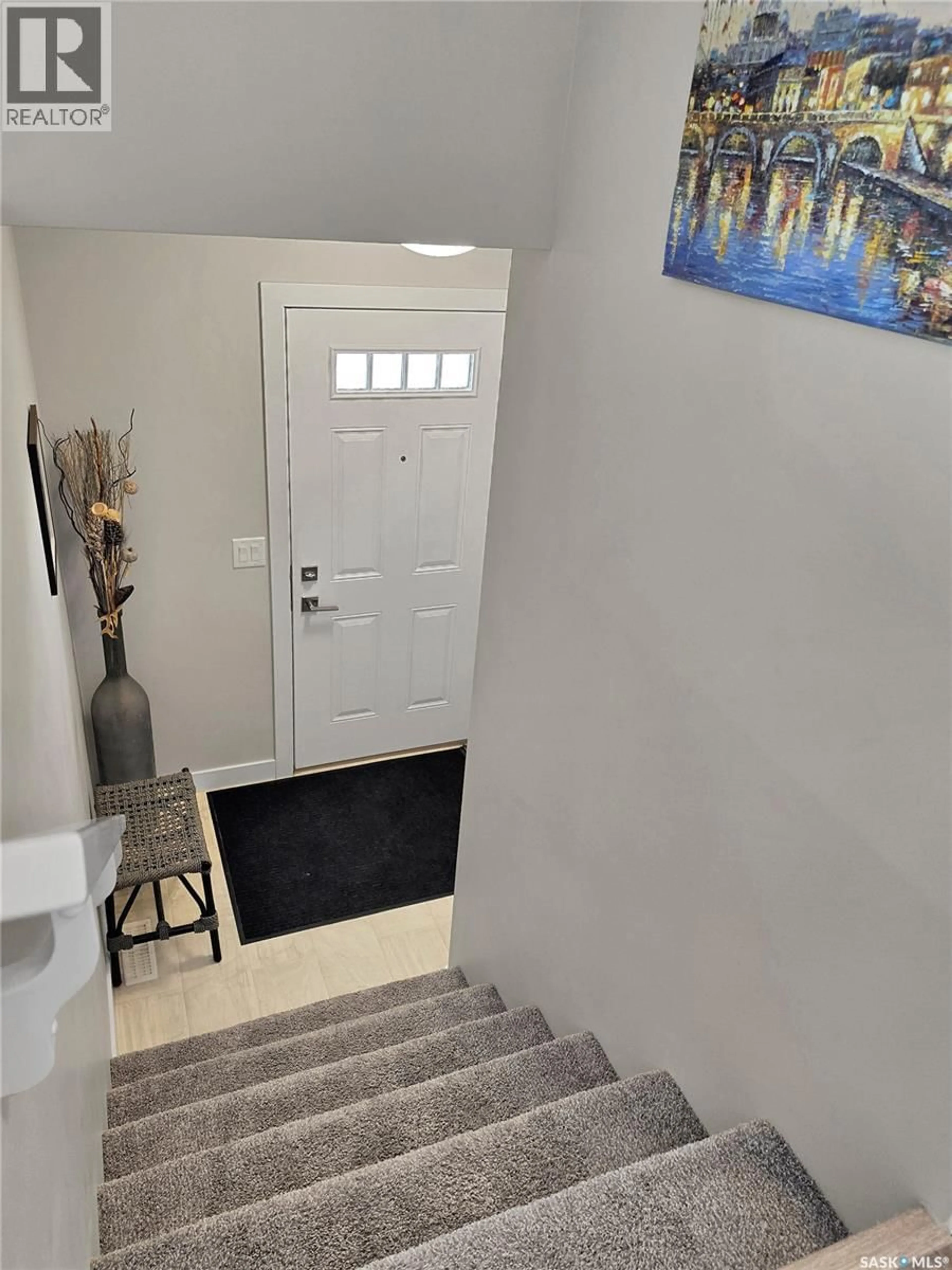 Indoor entryway for 562 STILLING WAY, Saskatoon Saskatchewan S7V0W5