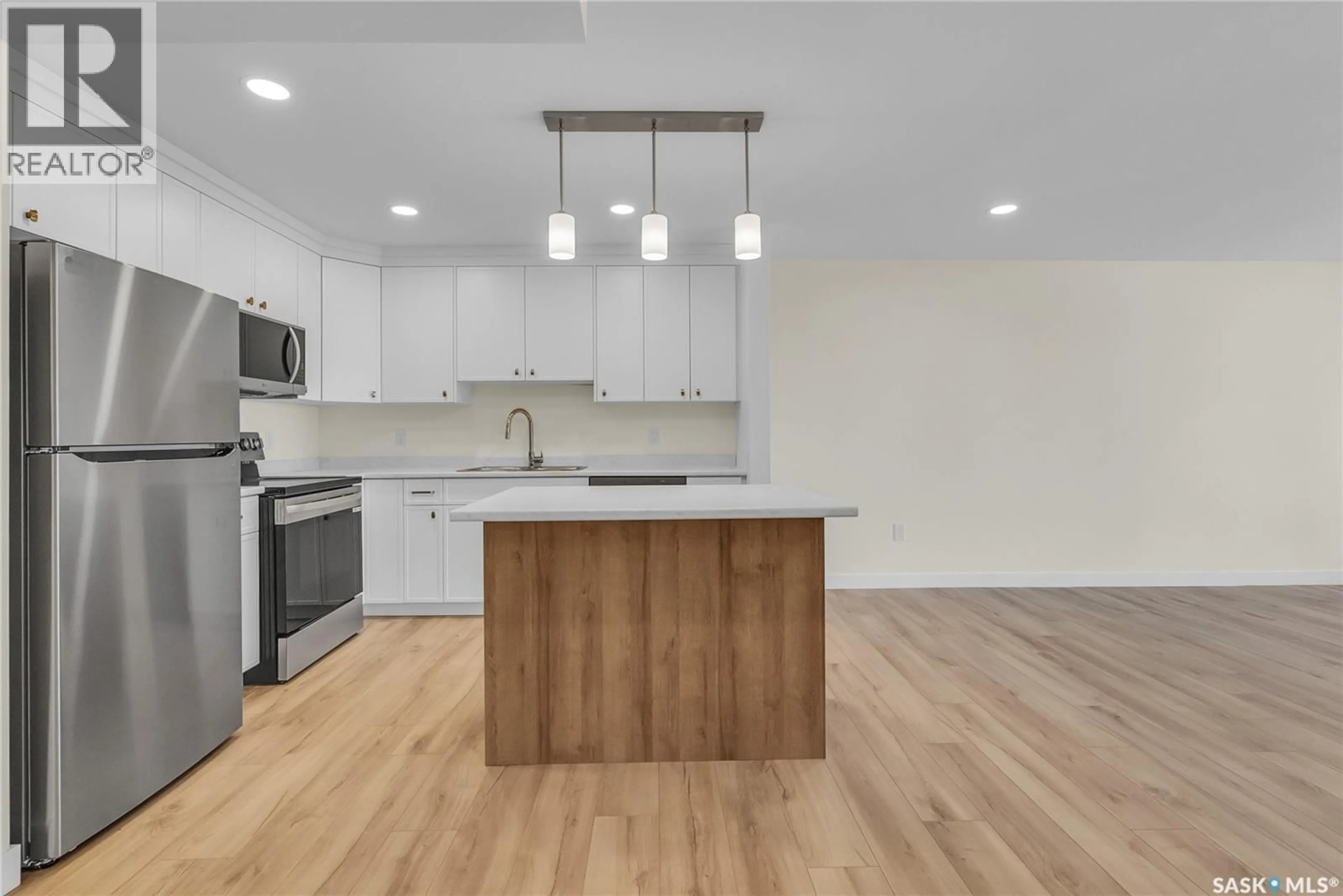 Open concept kitchen, wood/laminate floor for 103 - 318 108TH STREET, Saskatoon Saskatchewan S7N1P8