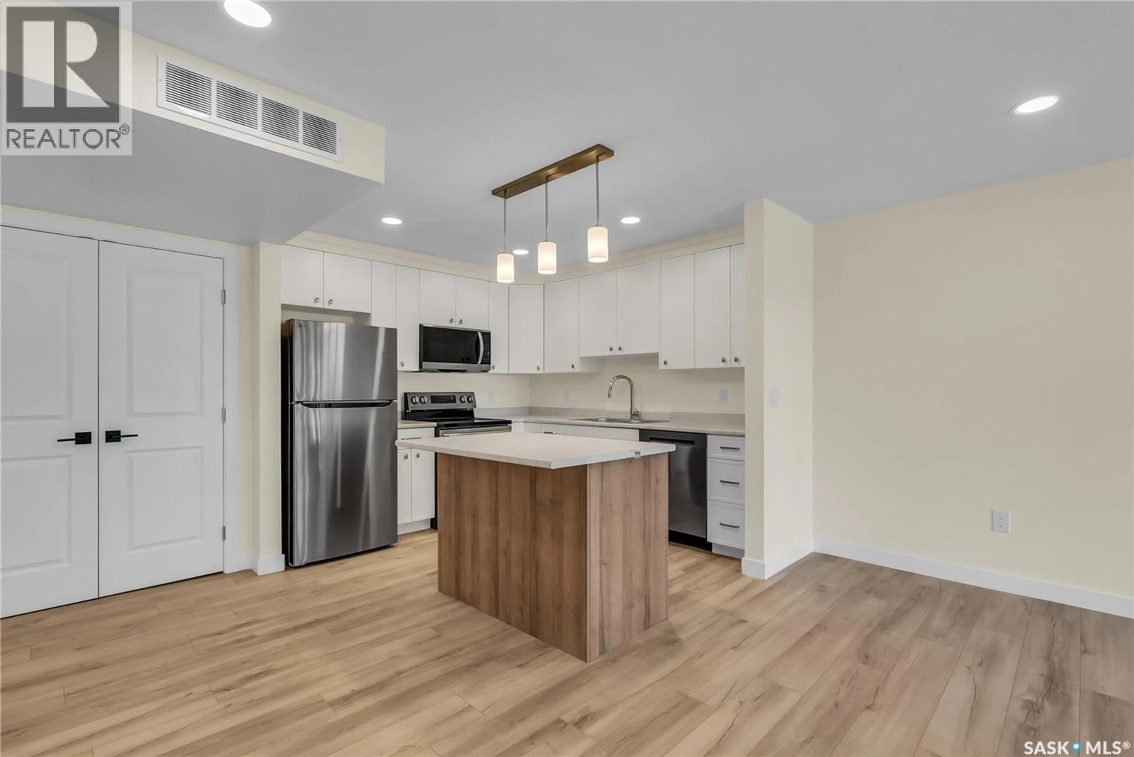 Open concept kitchen, wood/laminate floor for 103 - 318 108TH STREET, Saskatoon Saskatchewan S7N1P8