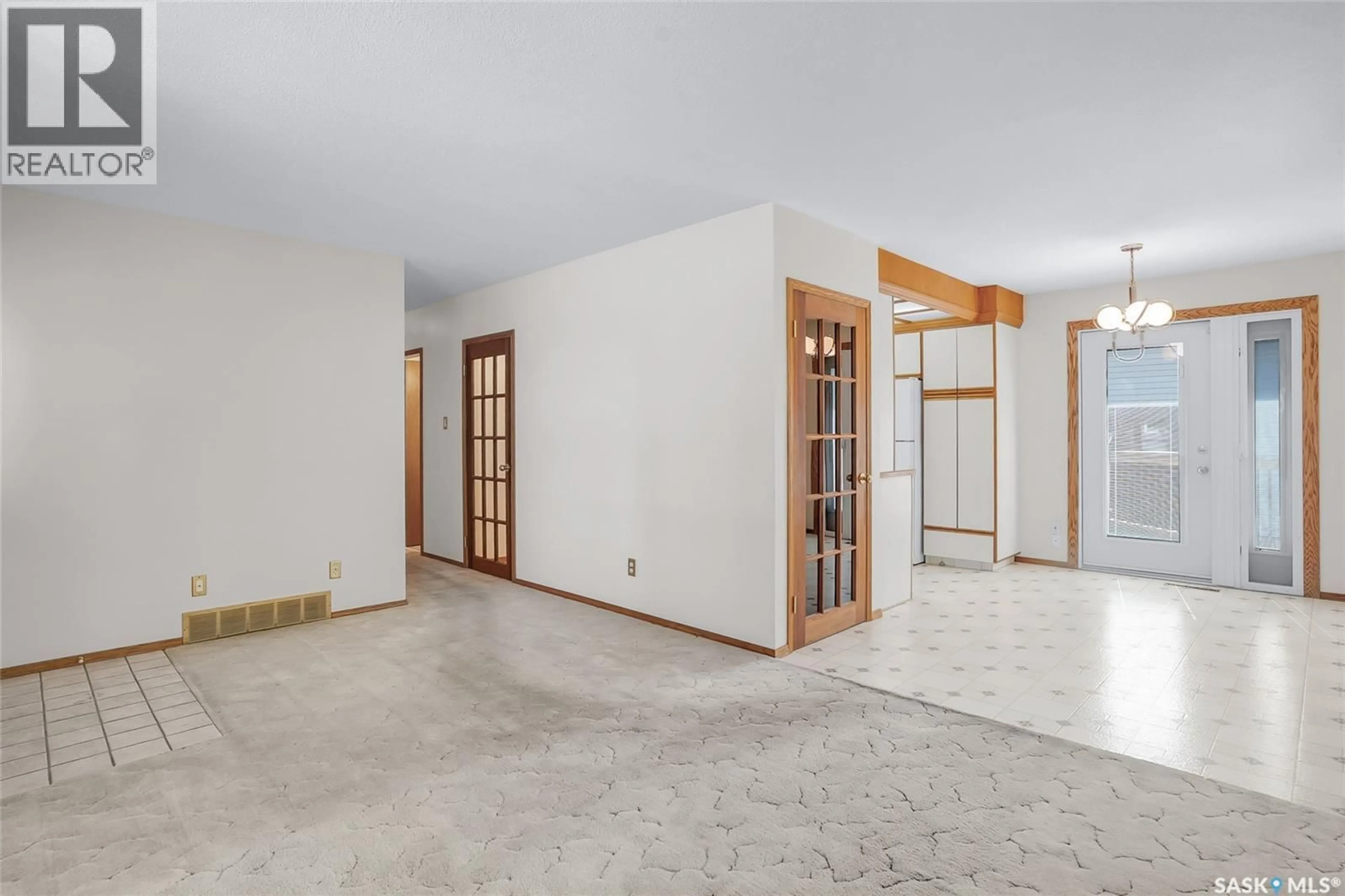 Indoor foyer for 2707 33RD STREET, Saskatoon Saskatchewan S7J4K7