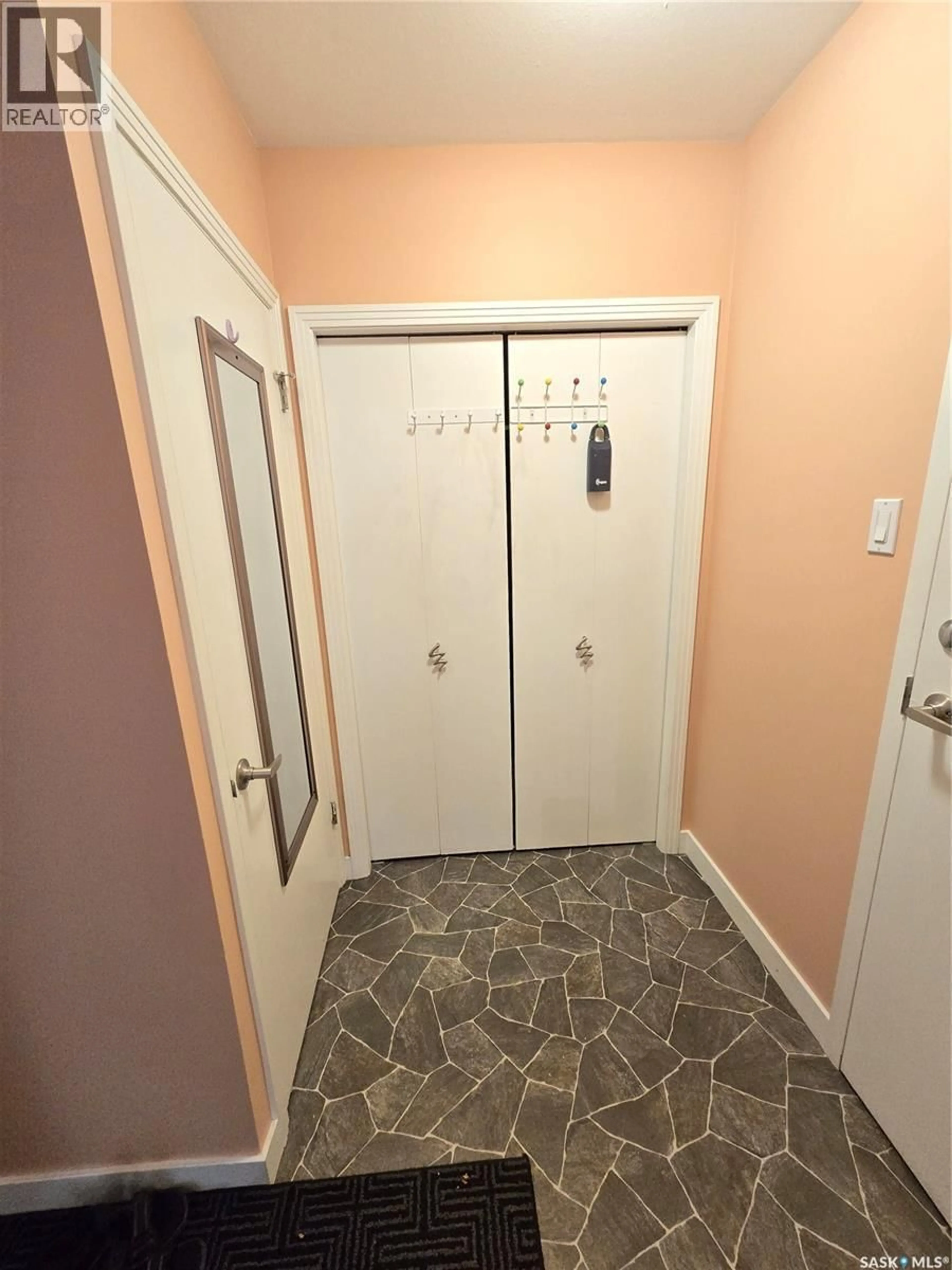 Indoor entryway for 6 - 2301 7TH STREET, Saskatoon Saskatchewan S7H1A2