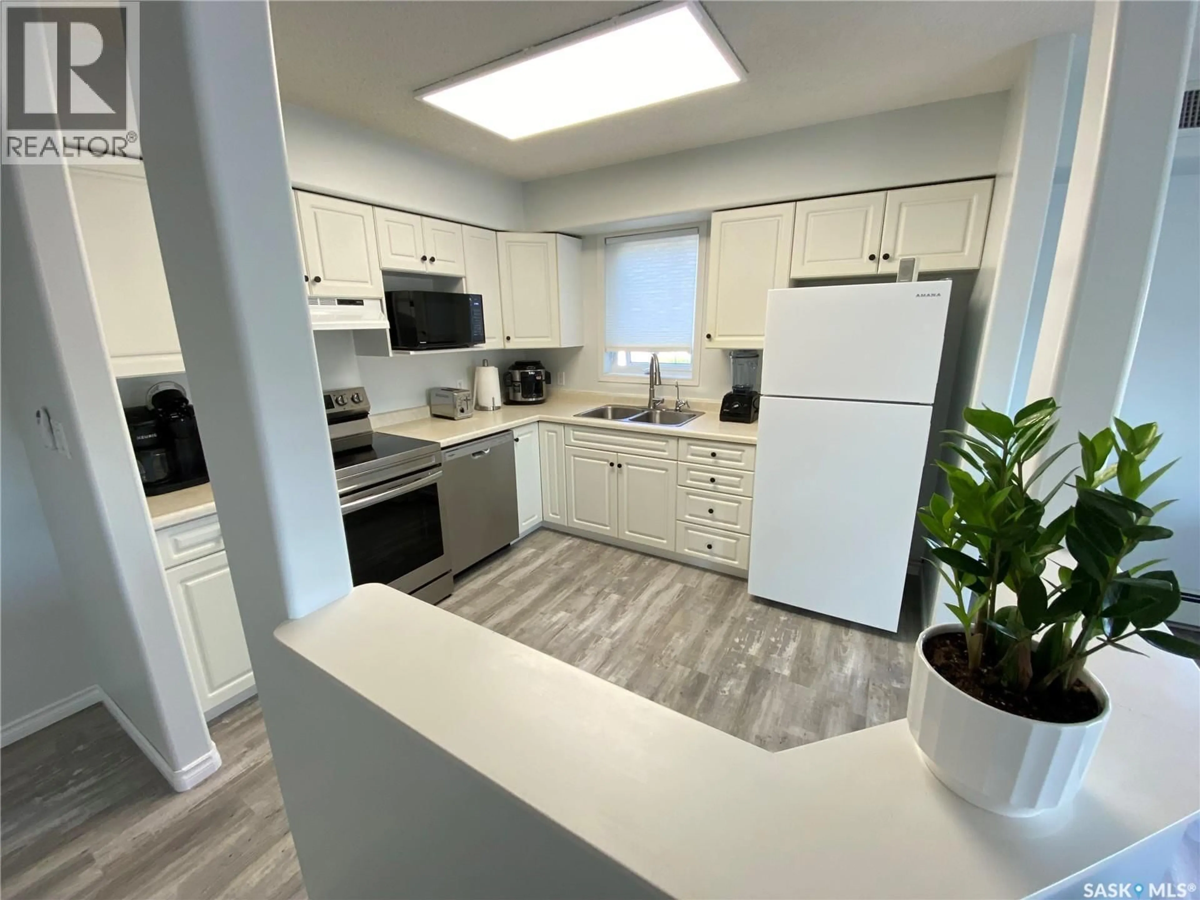 Open concept kitchen, unknown for 202 RUSSELL DRIVE, Yorkton Saskatchewan S3N4B6