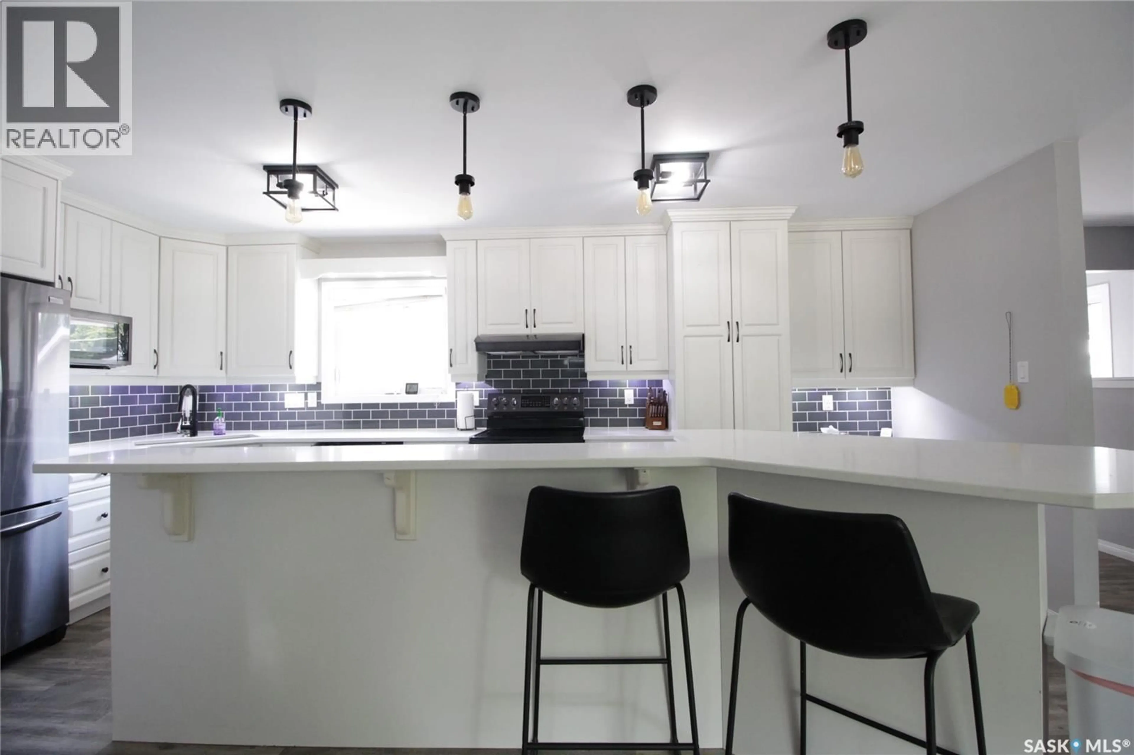 Contemporary kitchen, ceramic/tile floor for 813 MOOSE STREET, Moosomin Saskatchewan S0G3N0