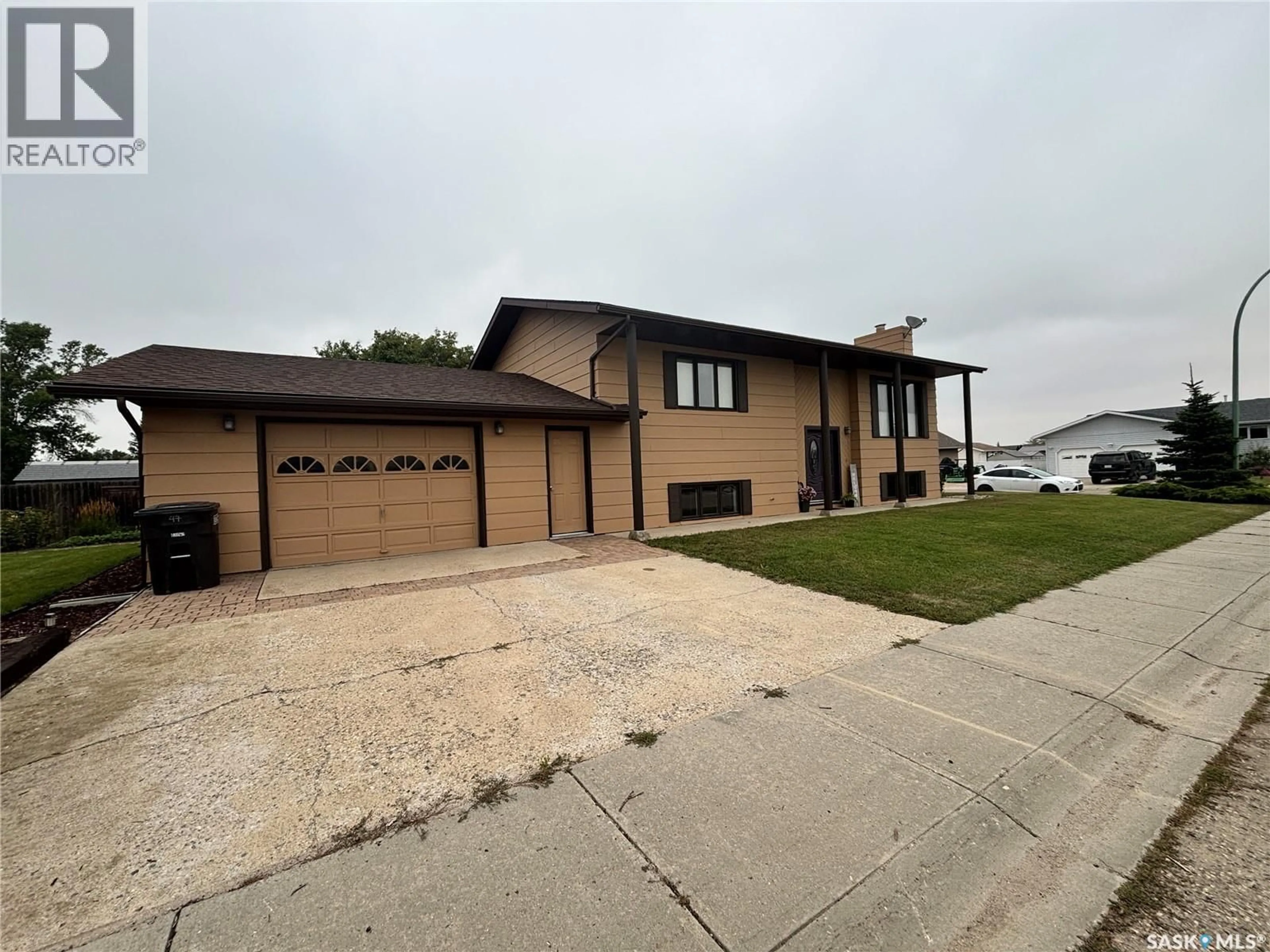 Home with vinyl exterior material, street for 47 HOWARD CRESCENT, Lanigan Saskatchewan S0K2M0
