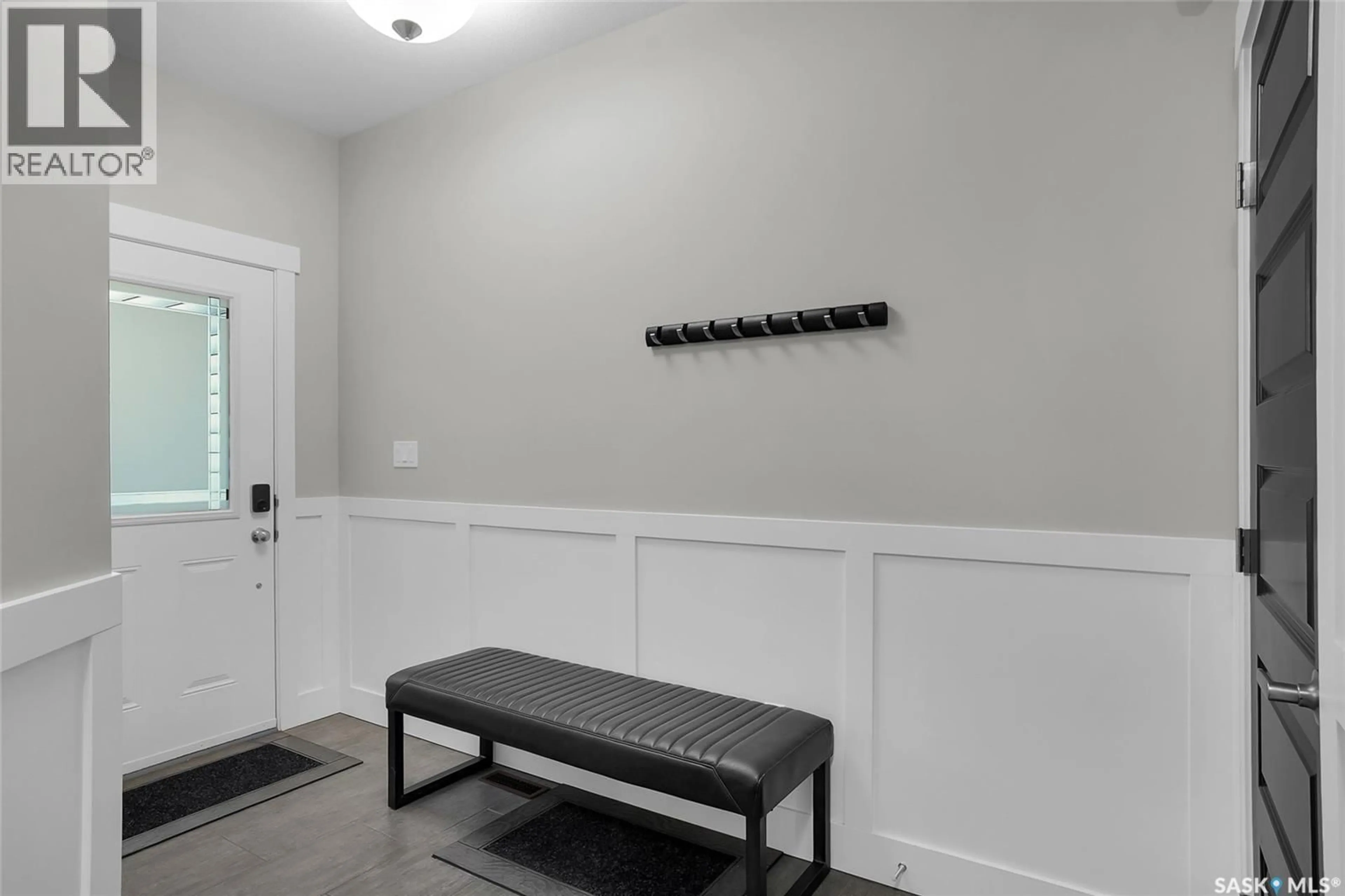 Indoor entryway for 207 - 3220 11TH STREET, Saskatoon Saskatchewan S7M5M4