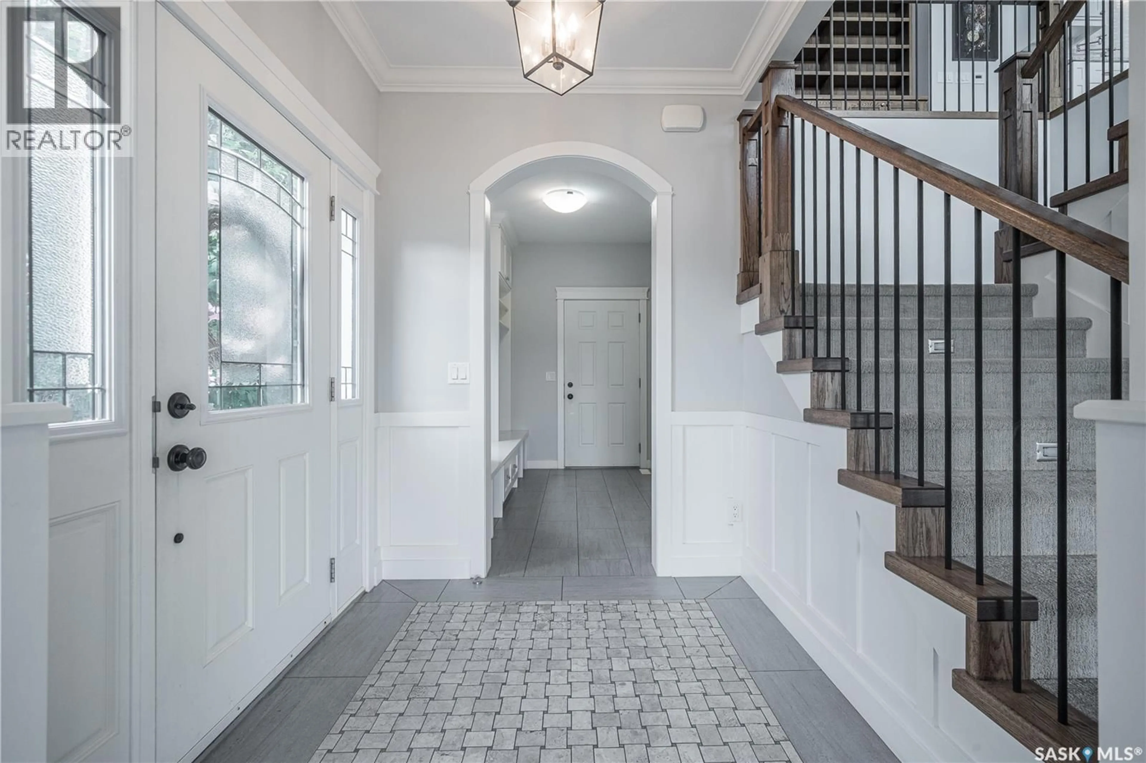 Indoor entryway for 1207 SPADINA CRESCENT, Saskatoon Saskatchewan S7M1P4