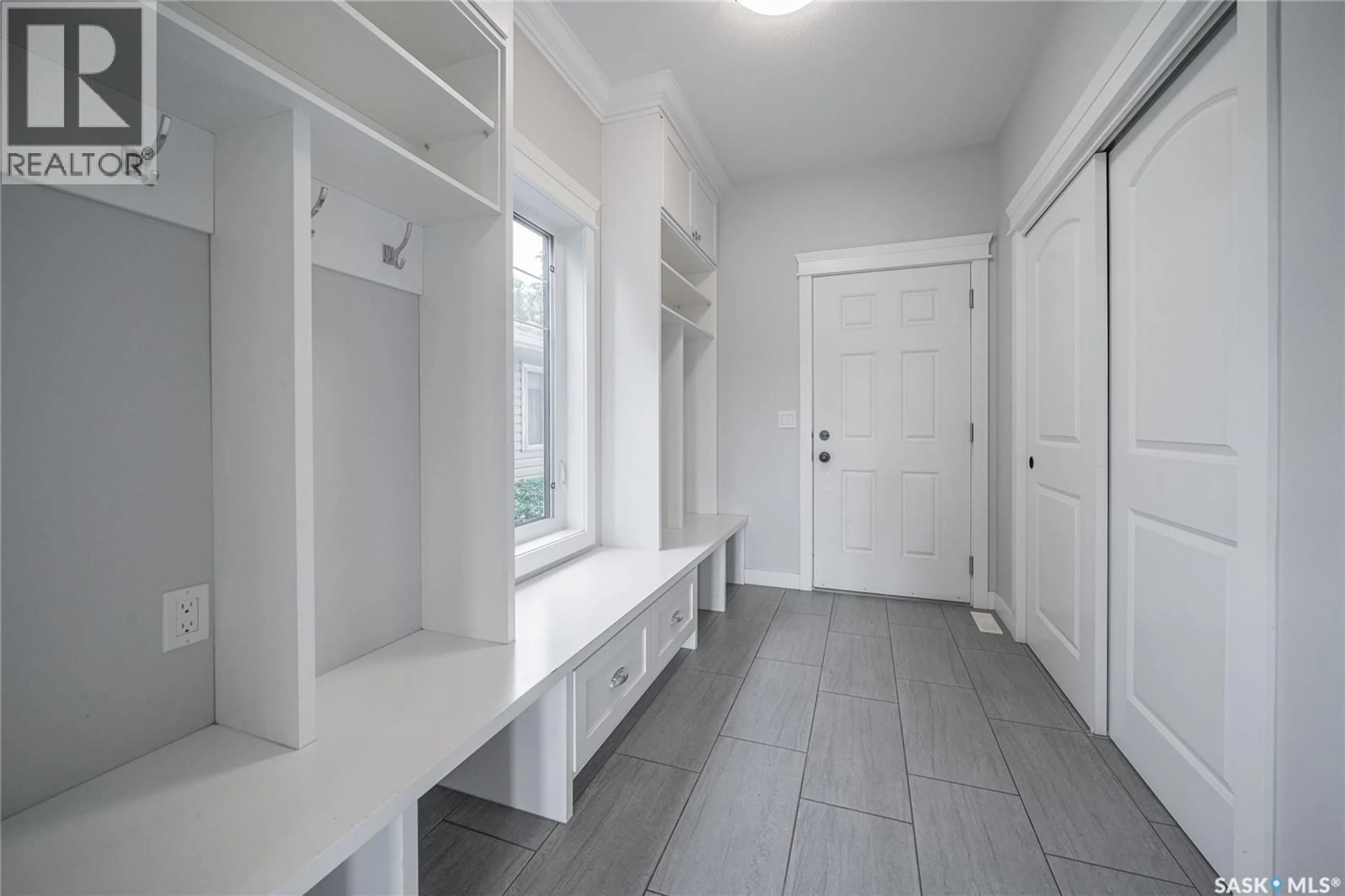Indoor entryway for 1207 SPADINA CRESCENT, Saskatoon Saskatchewan S7M1P4