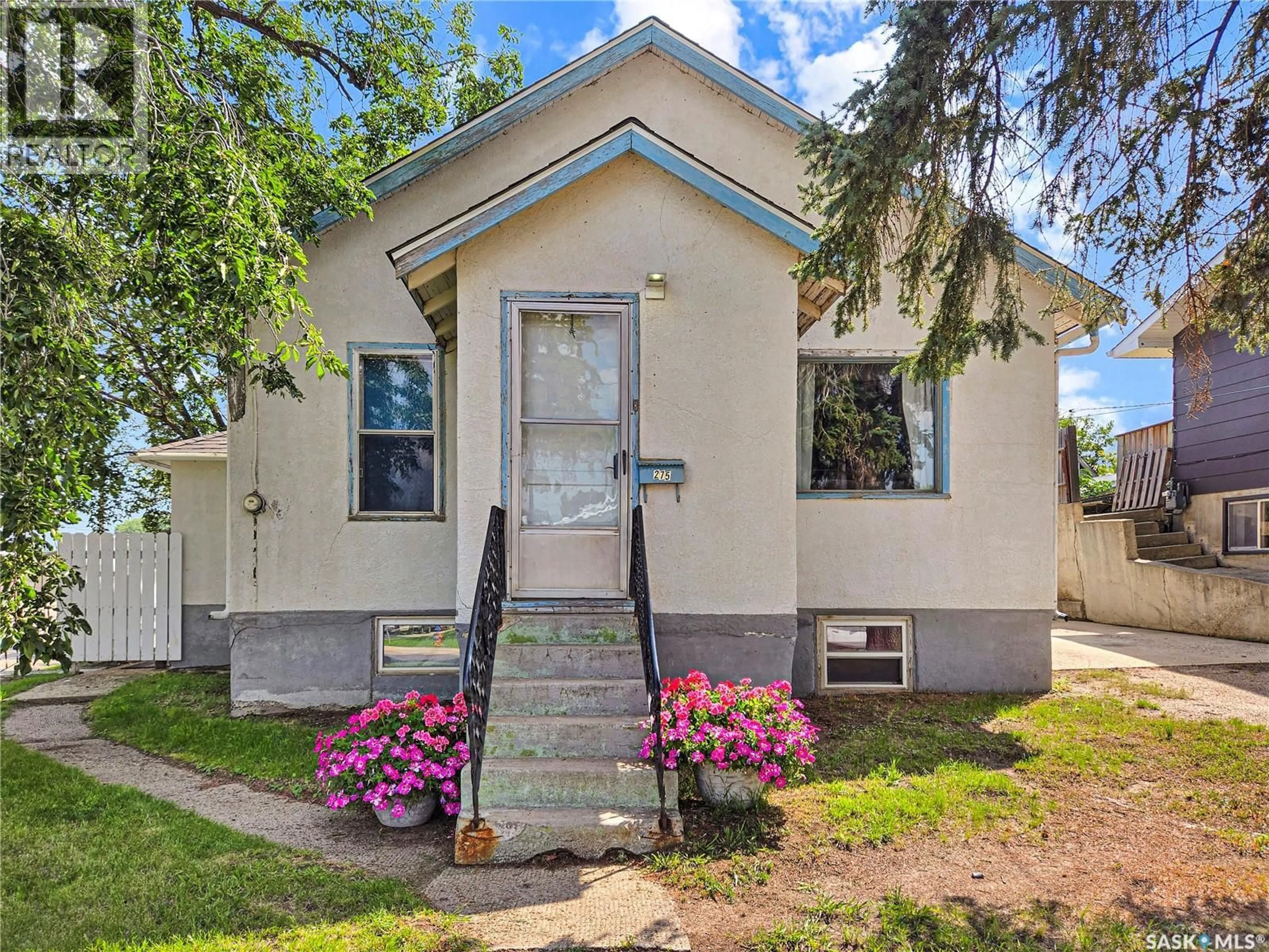 Home with vinyl exterior material, street for 275 5TH AVENUE, Swift Current Saskatchewan S9H2L3
