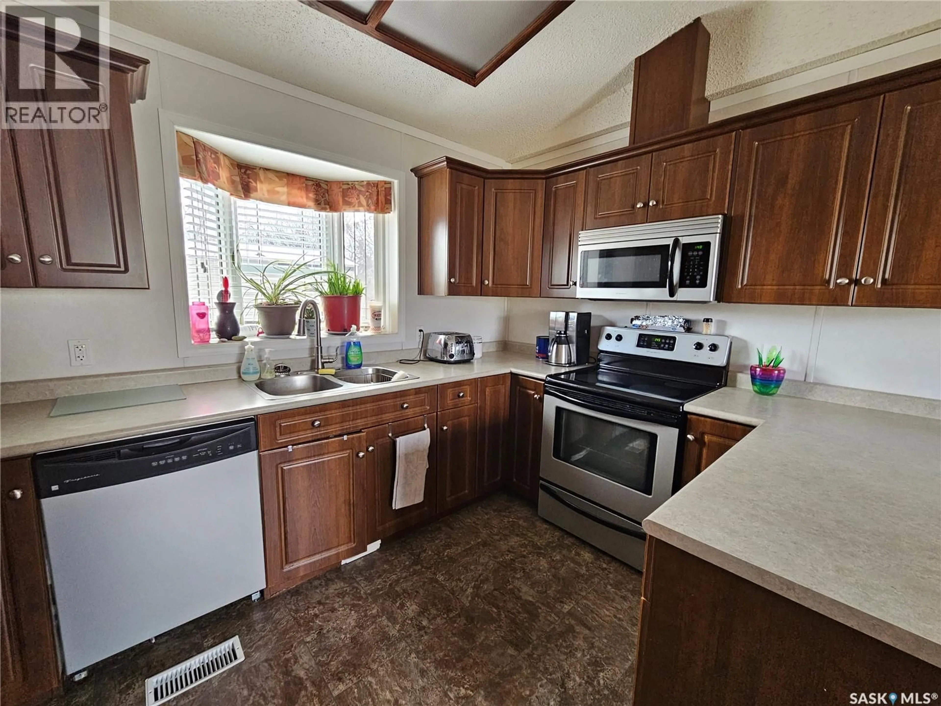 Standard kitchen, ceramic/tile floor for 10 FOUR SEASONS TRAILER COURT, Shaunavon Saskatchewan S0N2M0