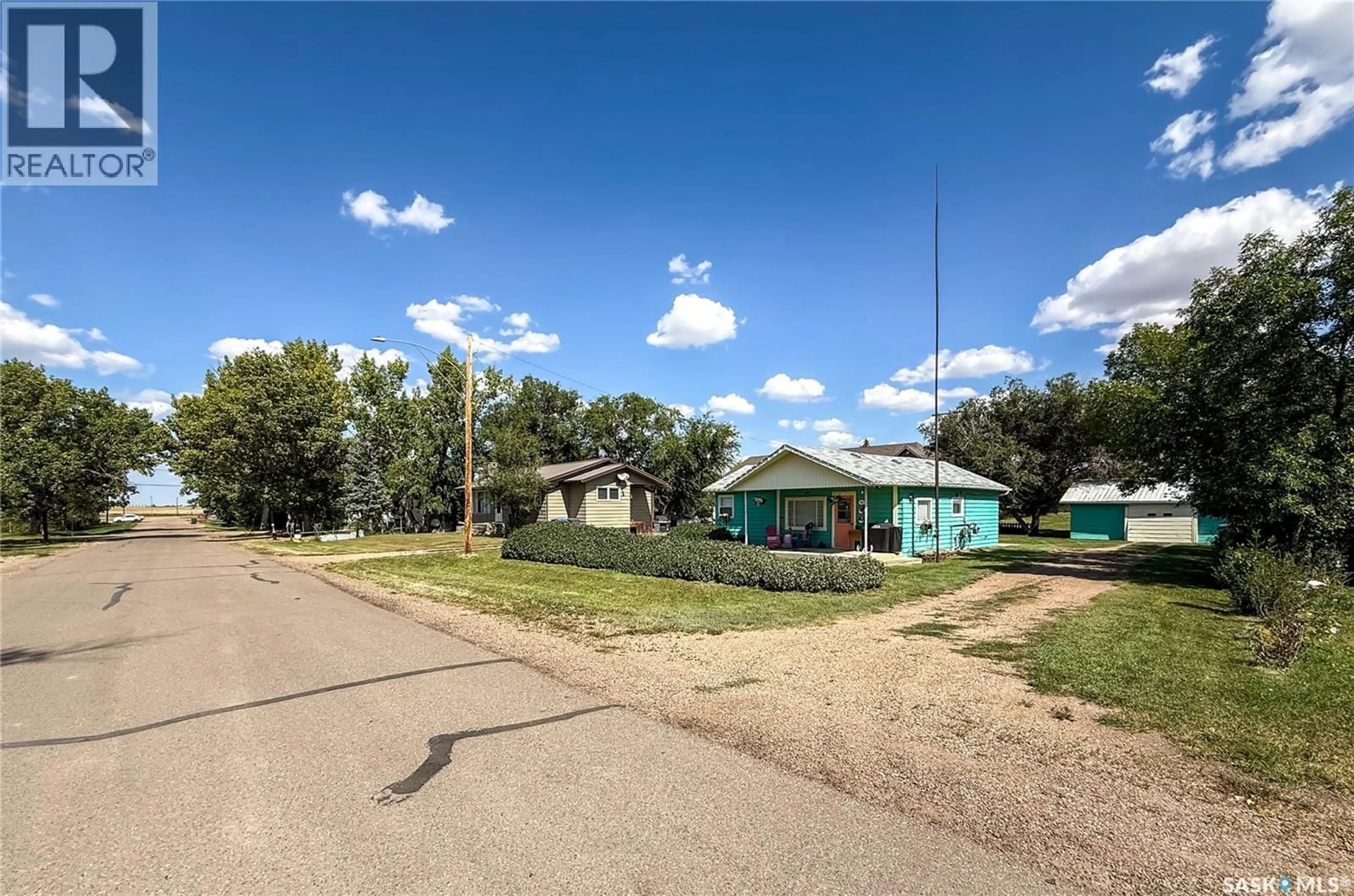 A pic from outside/outdoor area/front of a property/back of a property/a pic from drone, street for 114 1ST STREET, Frontier Saskatchewan S0N0W0