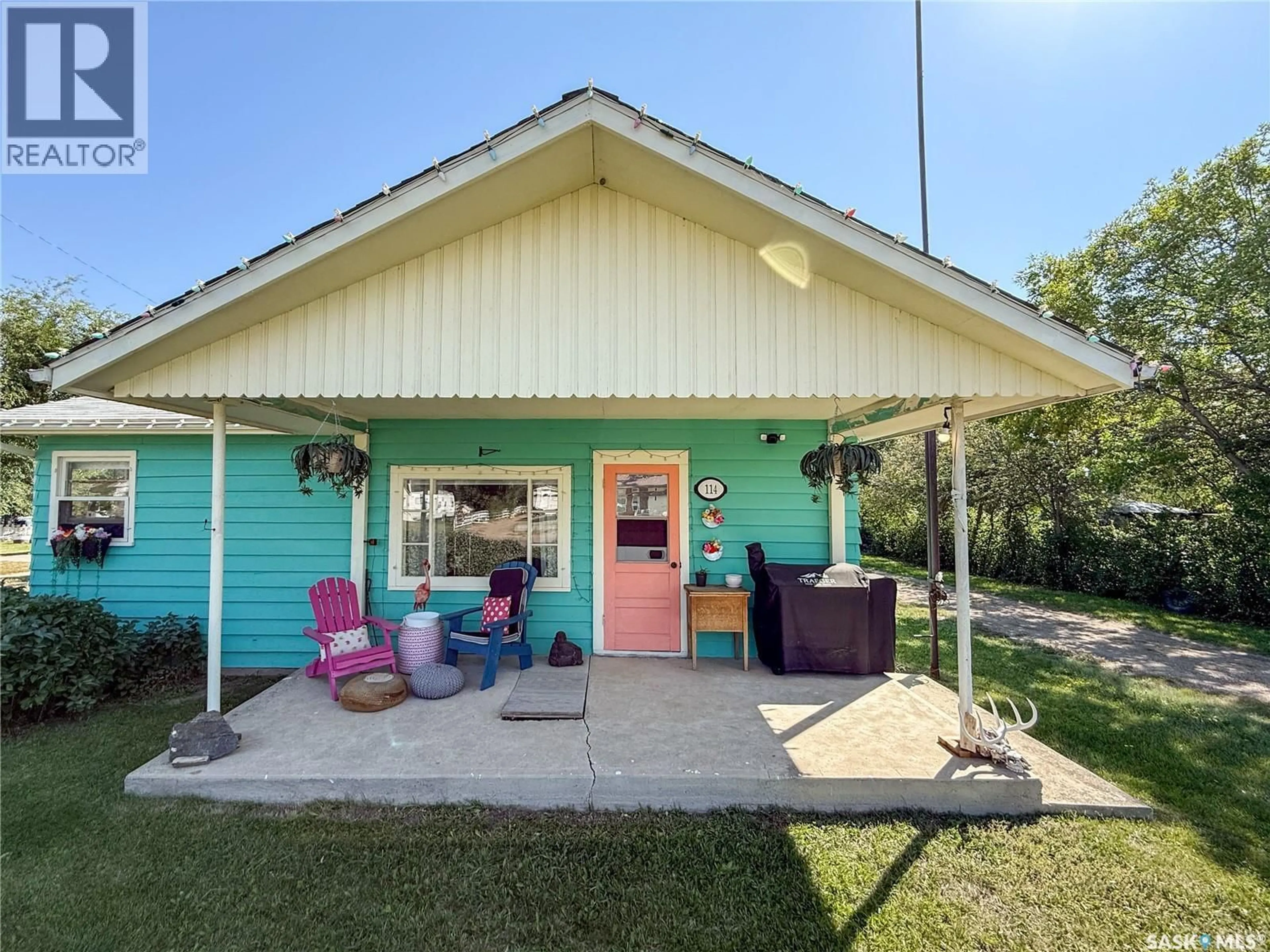 Patio, street for 114 1ST STREET, Frontier Saskatchewan S0N0W0