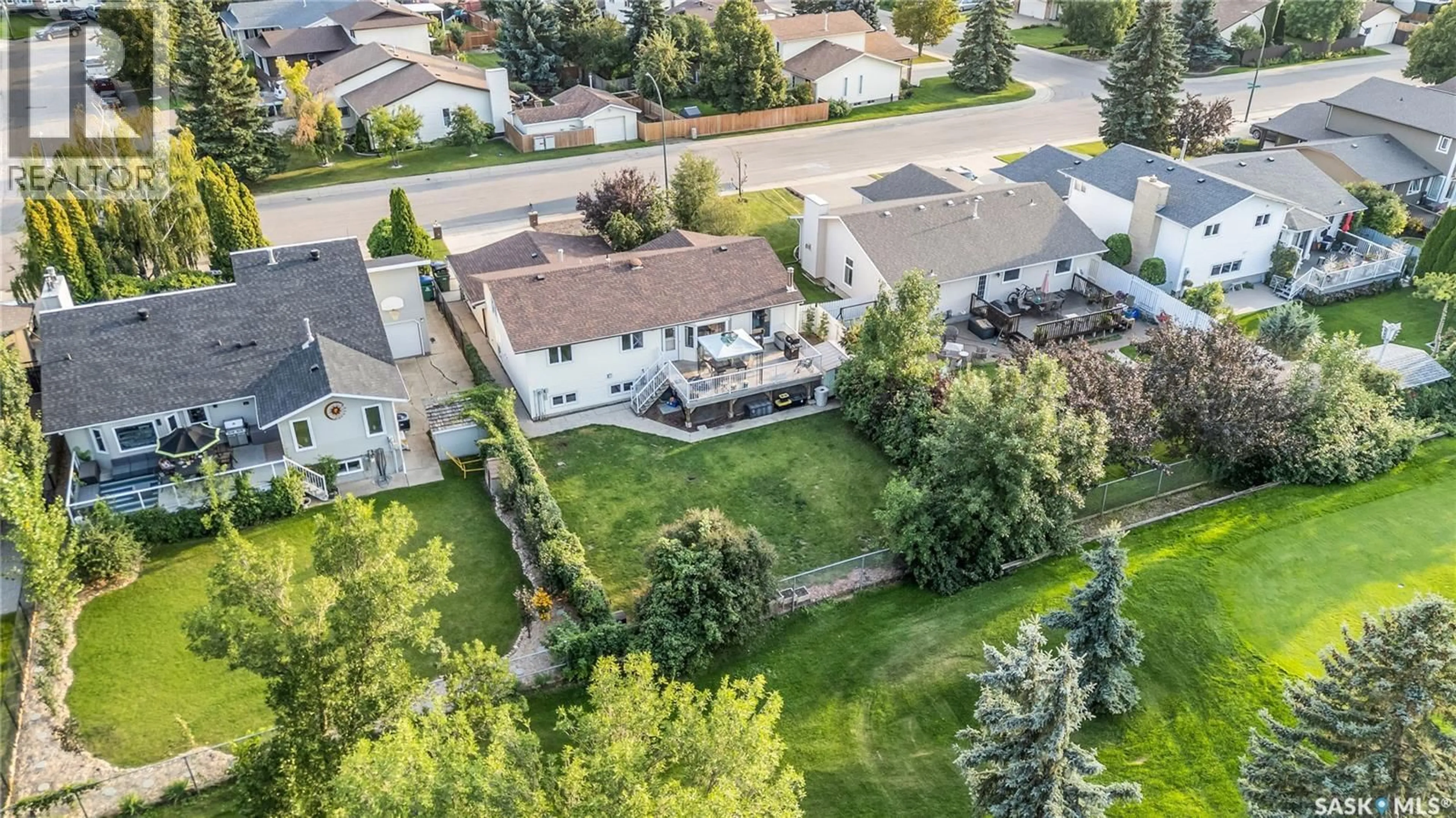 A pic from outside/outdoor area/front of a property/back of a property/a pic from drone, street for 415 NEUSCH CRESCENT, Saskatoon Saskatchewan S7K7T9