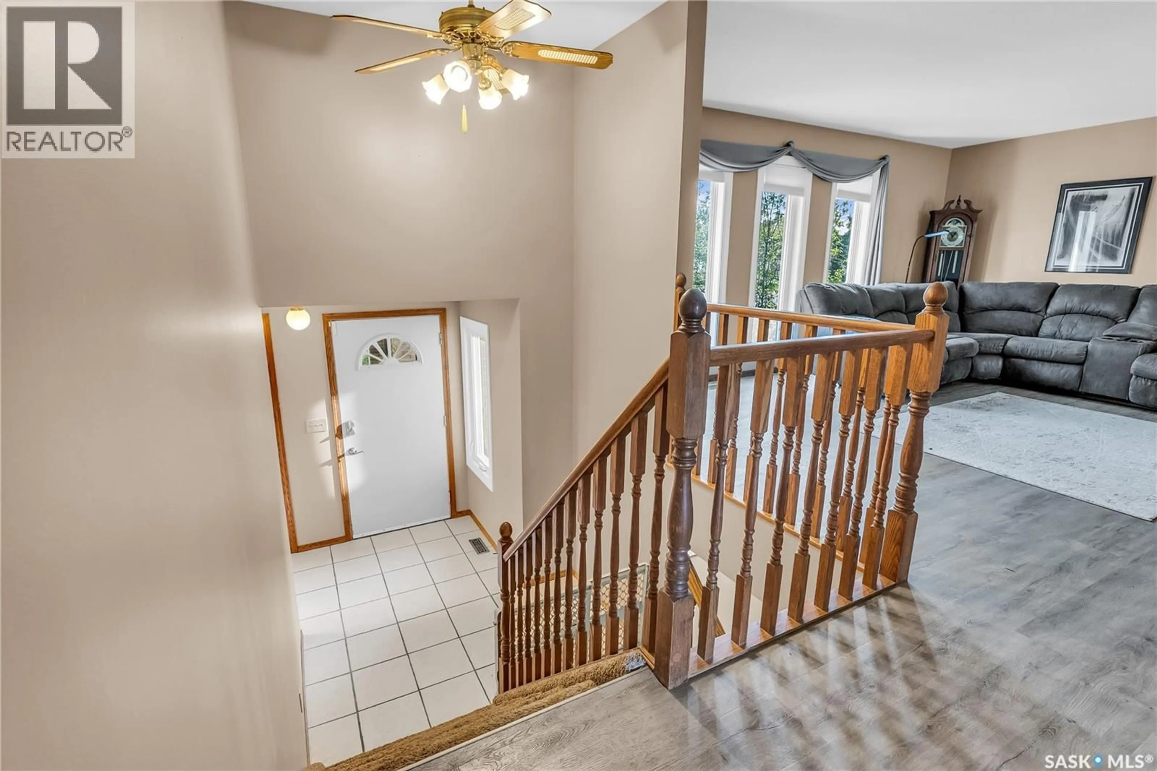Indoor foyer for 415 NEUSCH CRESCENT, Saskatoon Saskatchewan S7K7T9