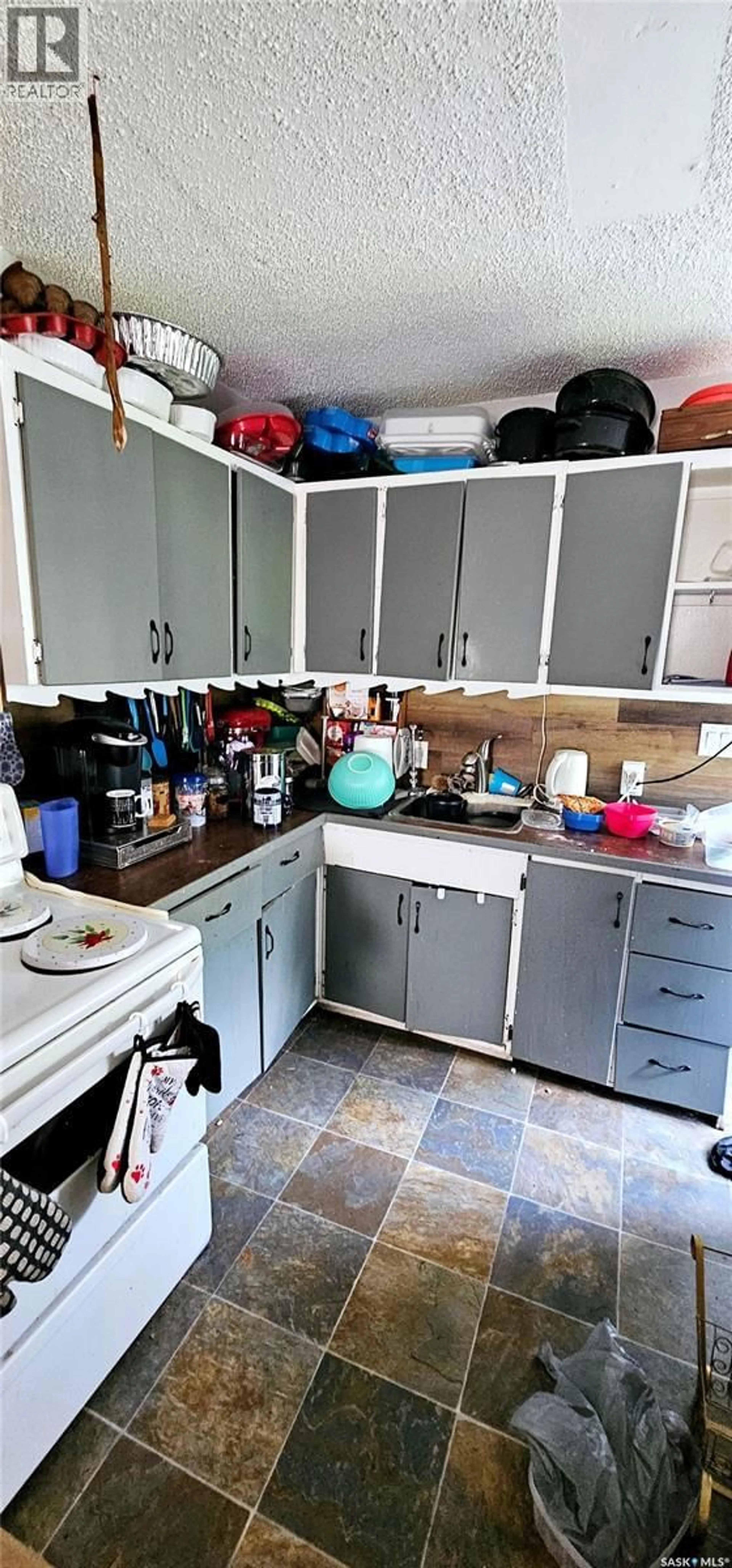 Standard kitchen, unknown for 1901 20TH STREET, Saskatoon Saskatchewan S7M1A3