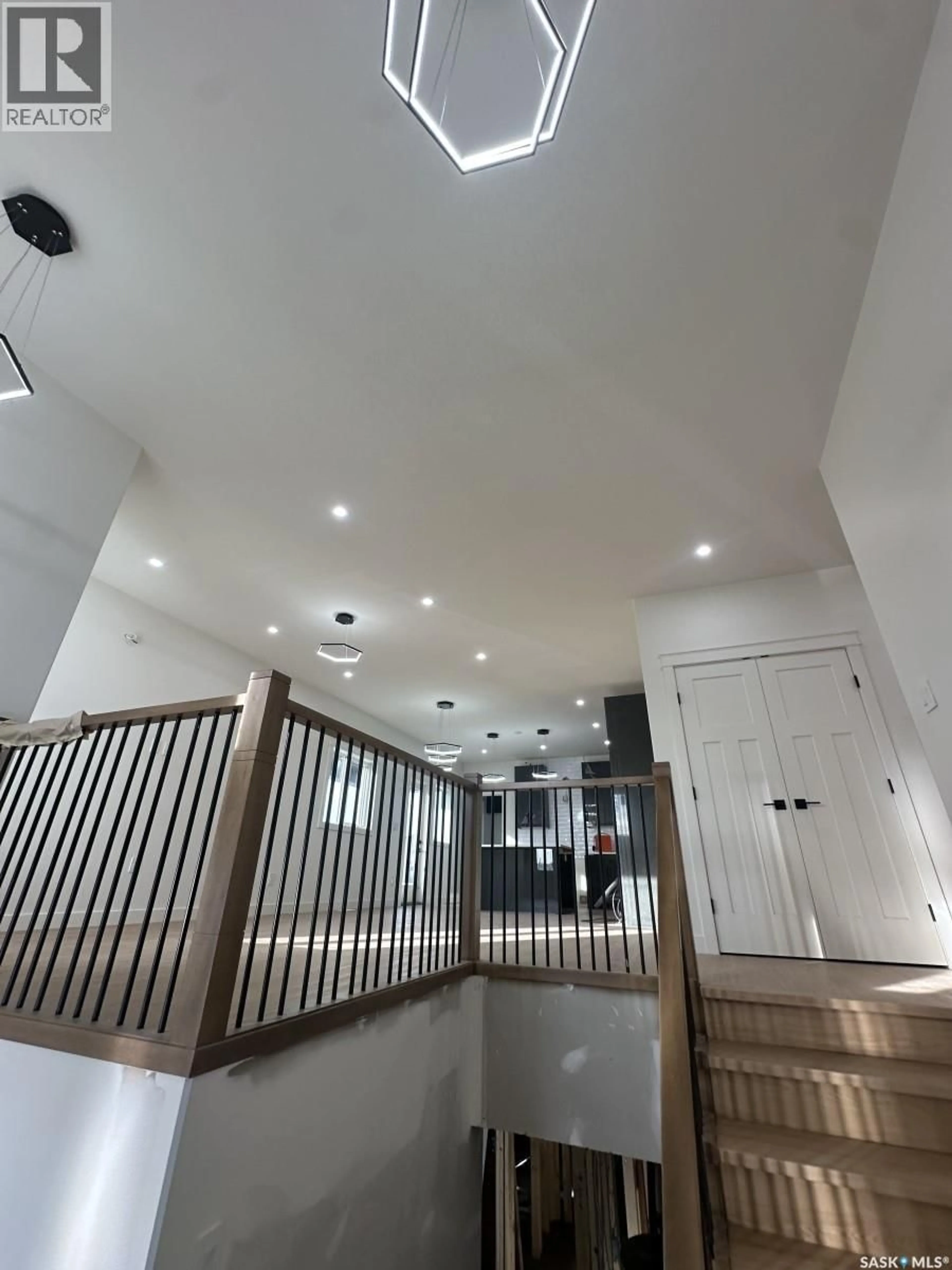 Indoor foyer for 738 BENTLEY MANOR, Saskatoon Saskatchewan S7L7N2