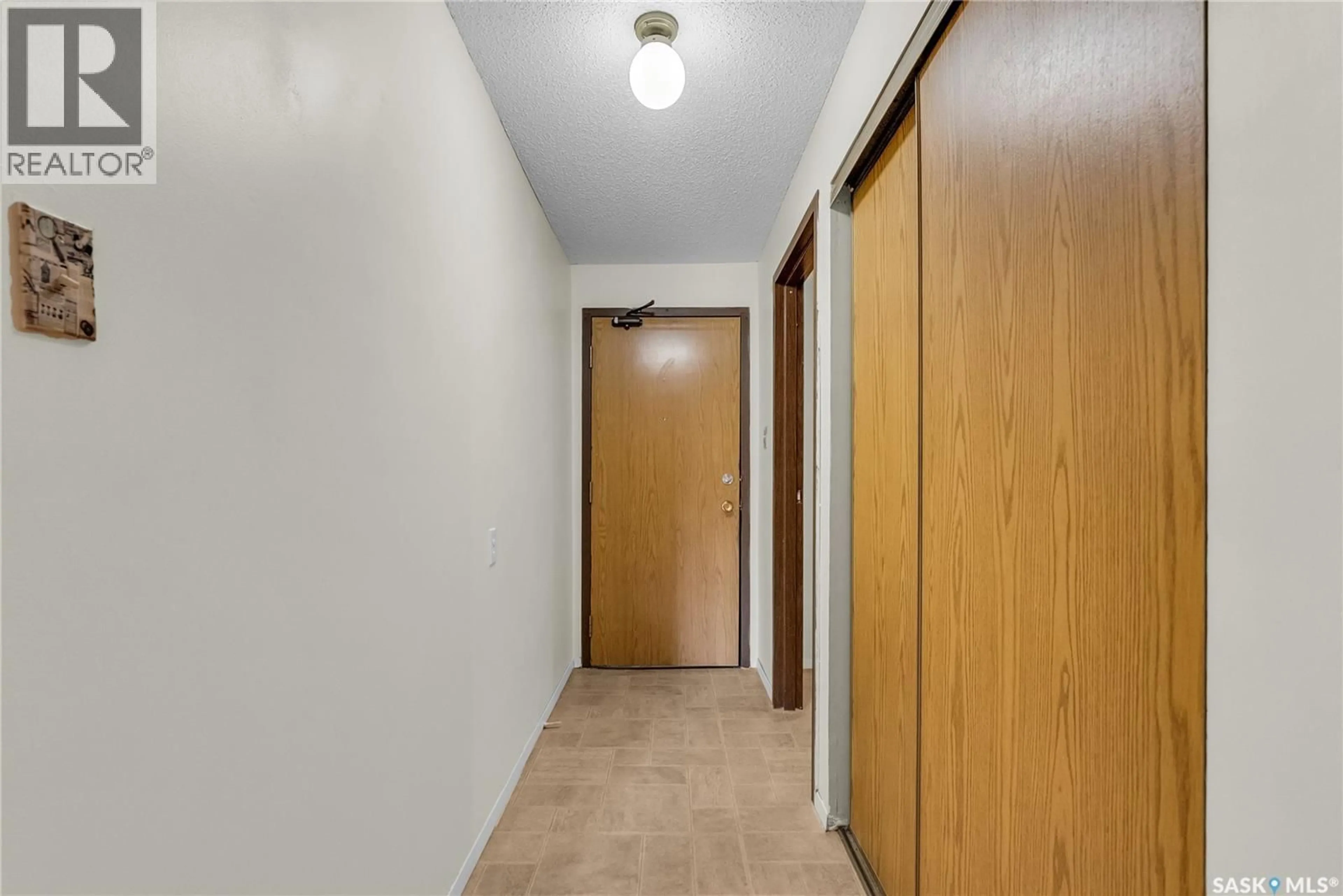 Indoor foyer for 206 - 610 HILLIARD STREET, Saskatoon Saskatchewan S7M5L5