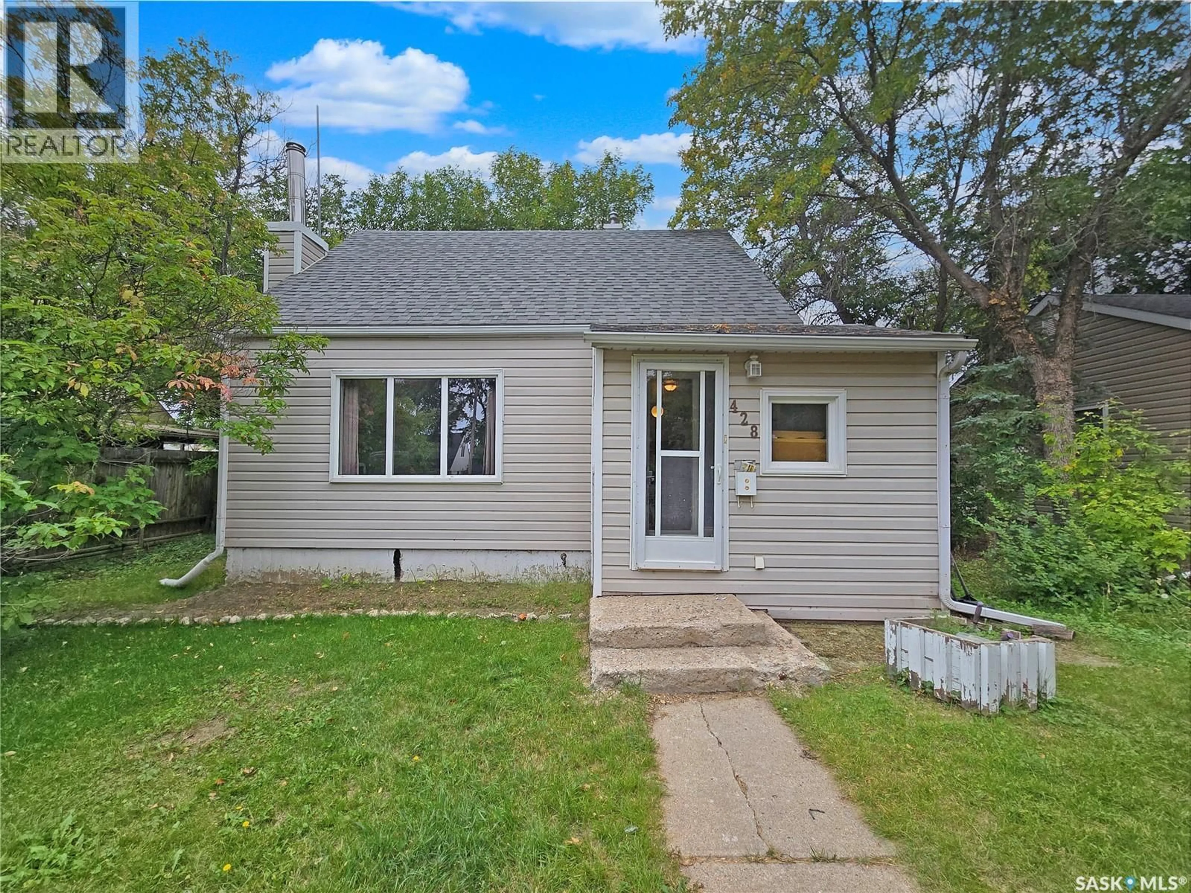 Home with vinyl exterior material, street for 428 7TH AVENUE, Swift Current Saskatchewan S9H0Z3