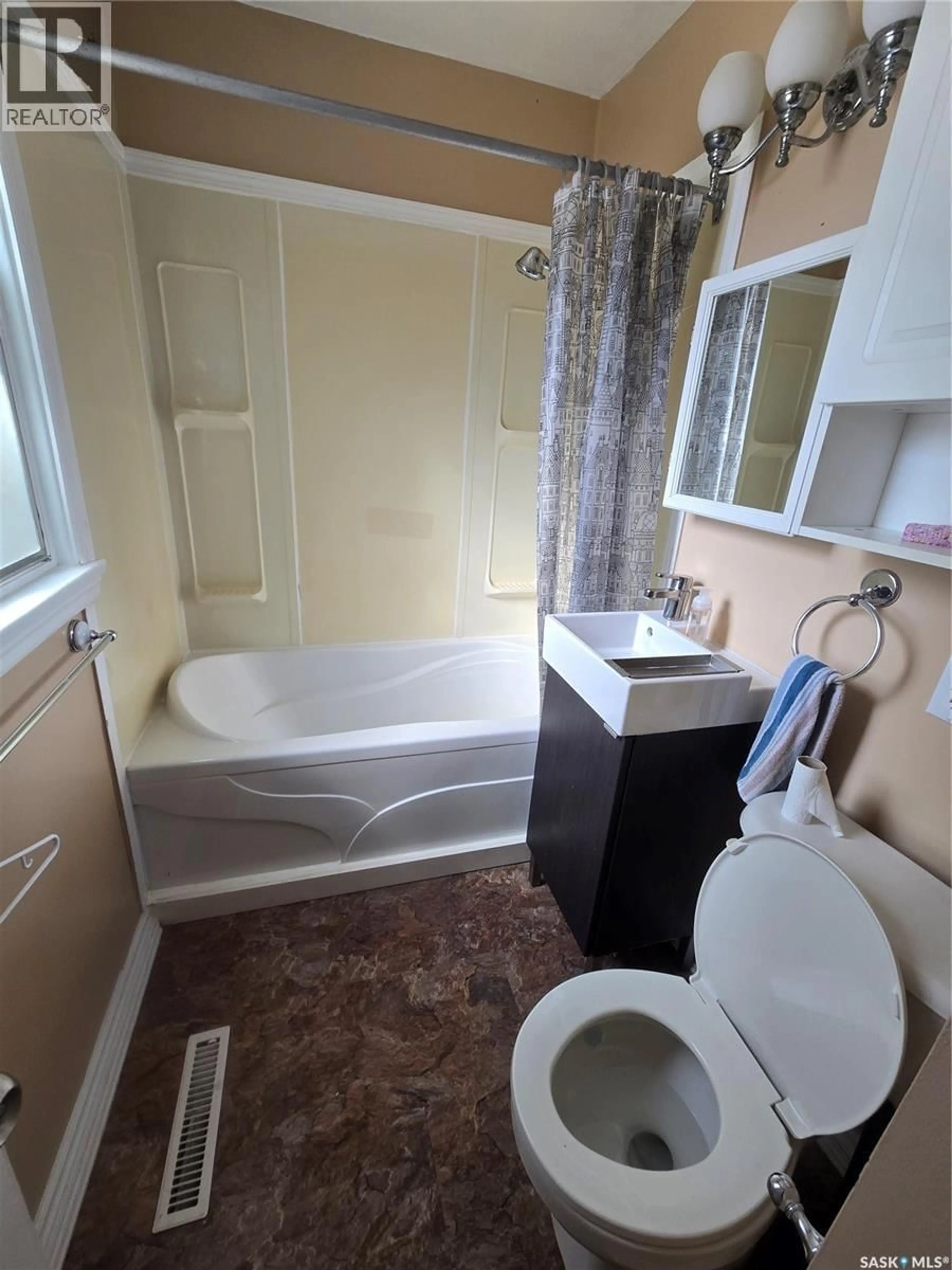 Standard bathroom, unknown for 428 7TH AVENUE, Swift Current Saskatchewan S9H0Z3