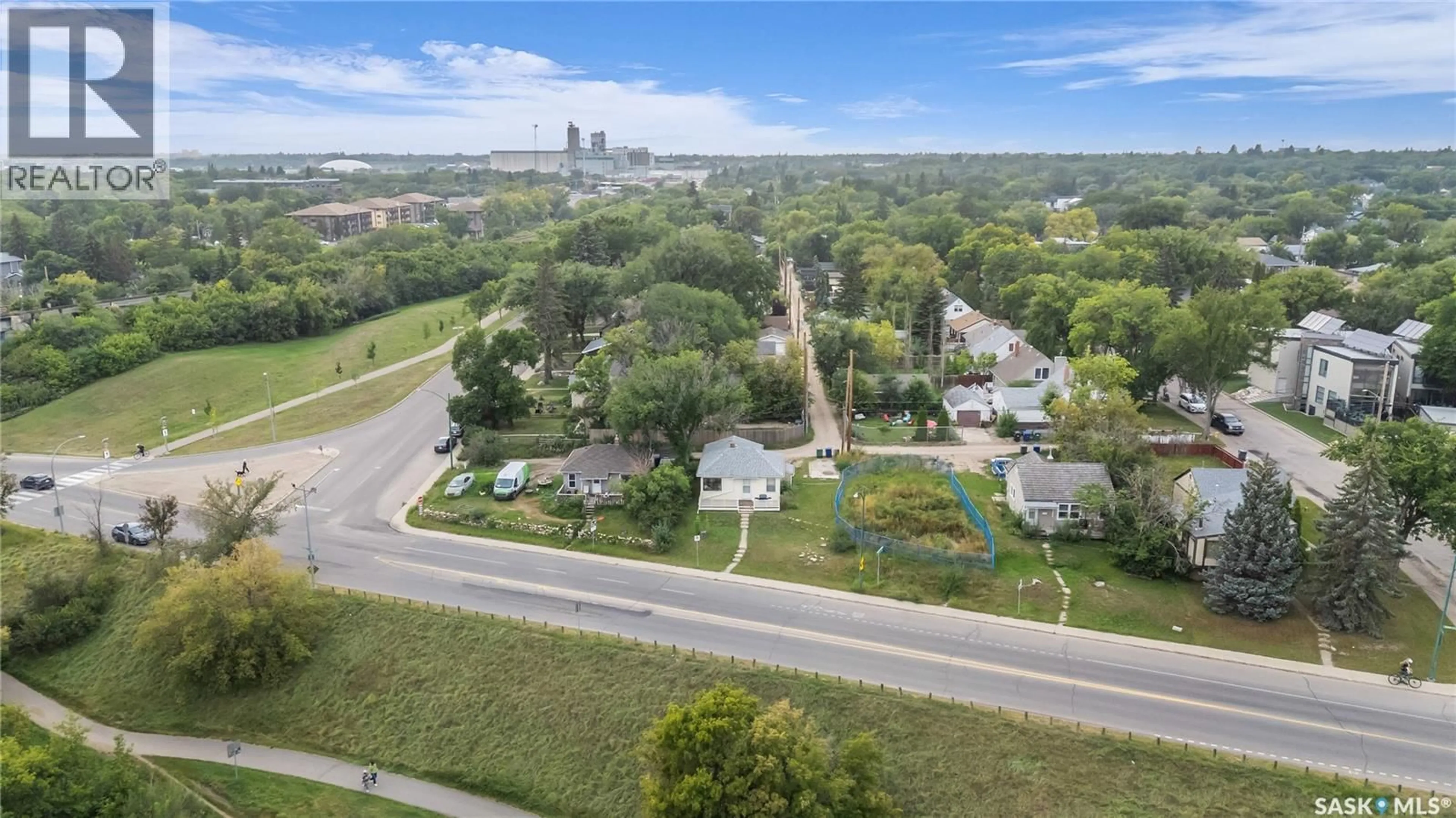 A pic from outside/outdoor area/front of a property/back of a property/a pic from drone, unknown for 1203 SPADINA CRESCENT, Saskatoon Saskatchewan S7K3J1