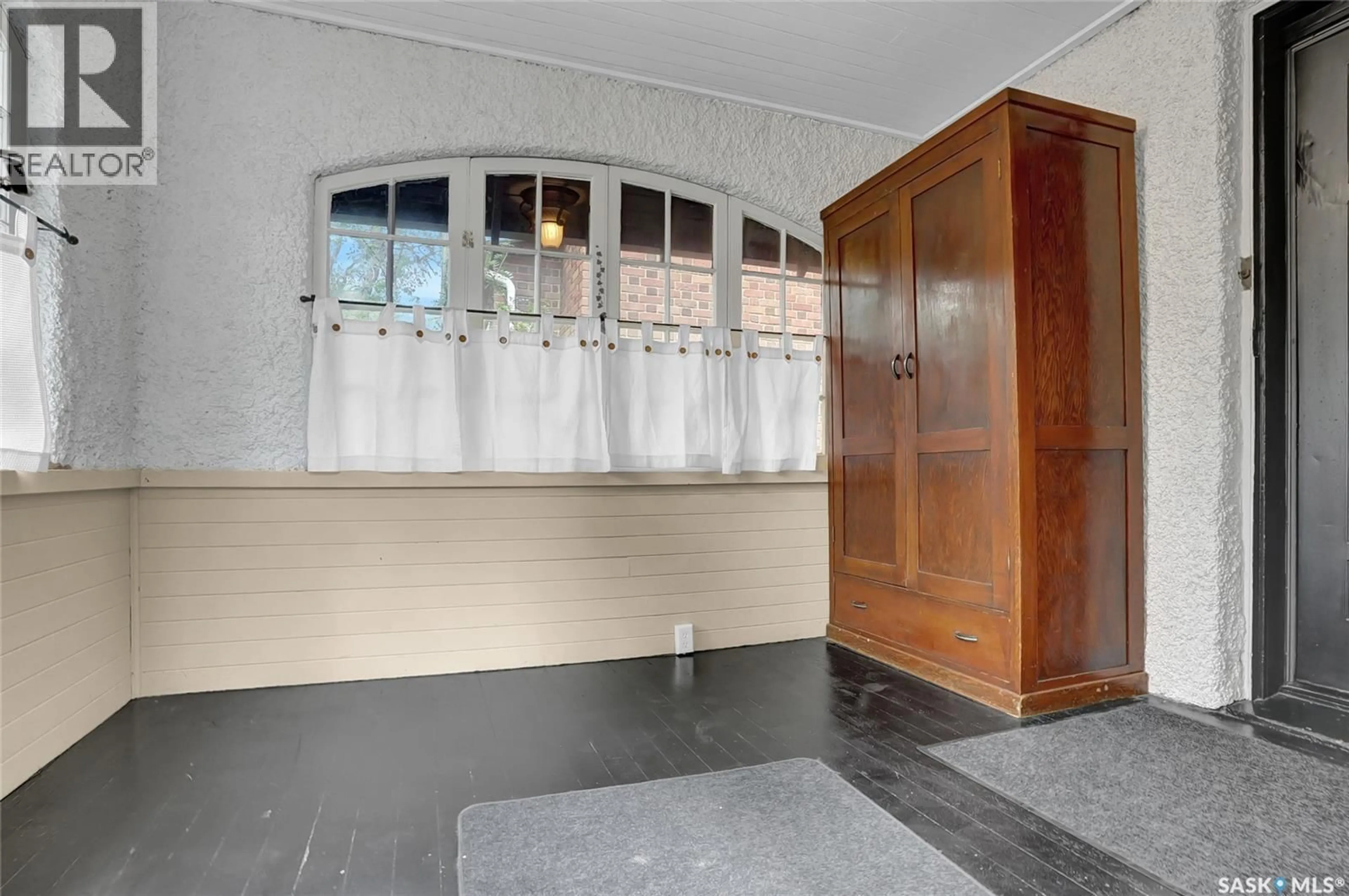 Indoor foyer for 2264 ELPHINSTONE STREET, Regina Saskatchewan S4T3N8