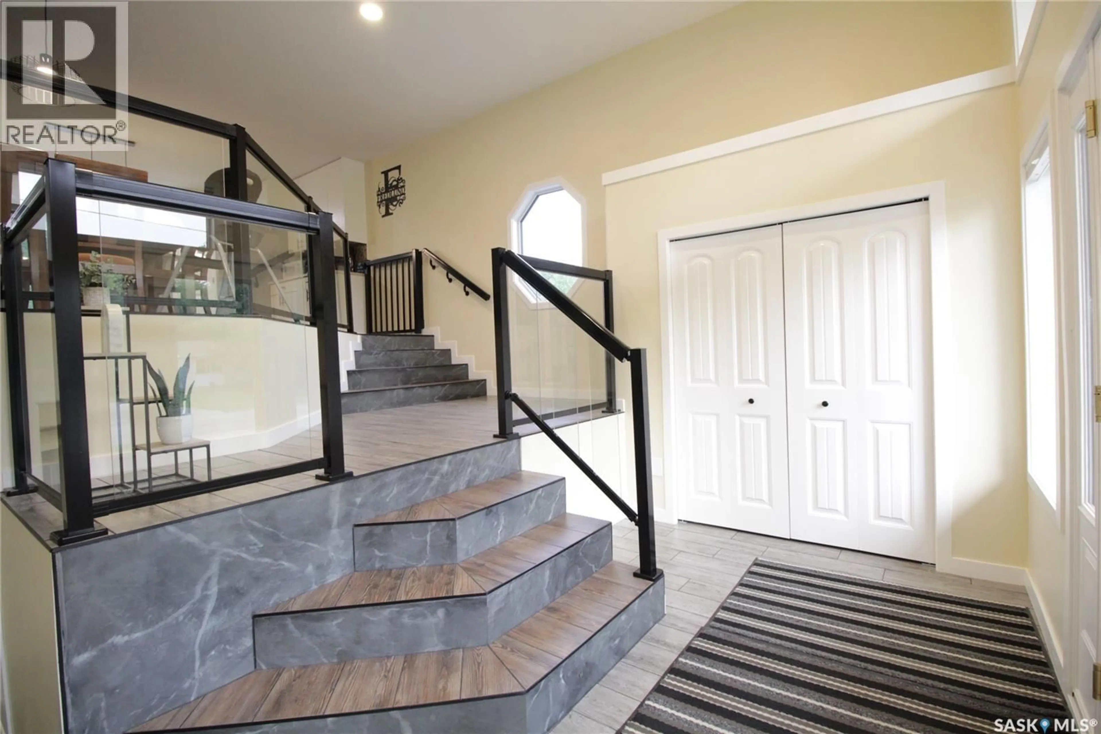 Indoor foyer for 1506 BROADWAY AVENUE, Moosomin Saskatchewan S0G3N0