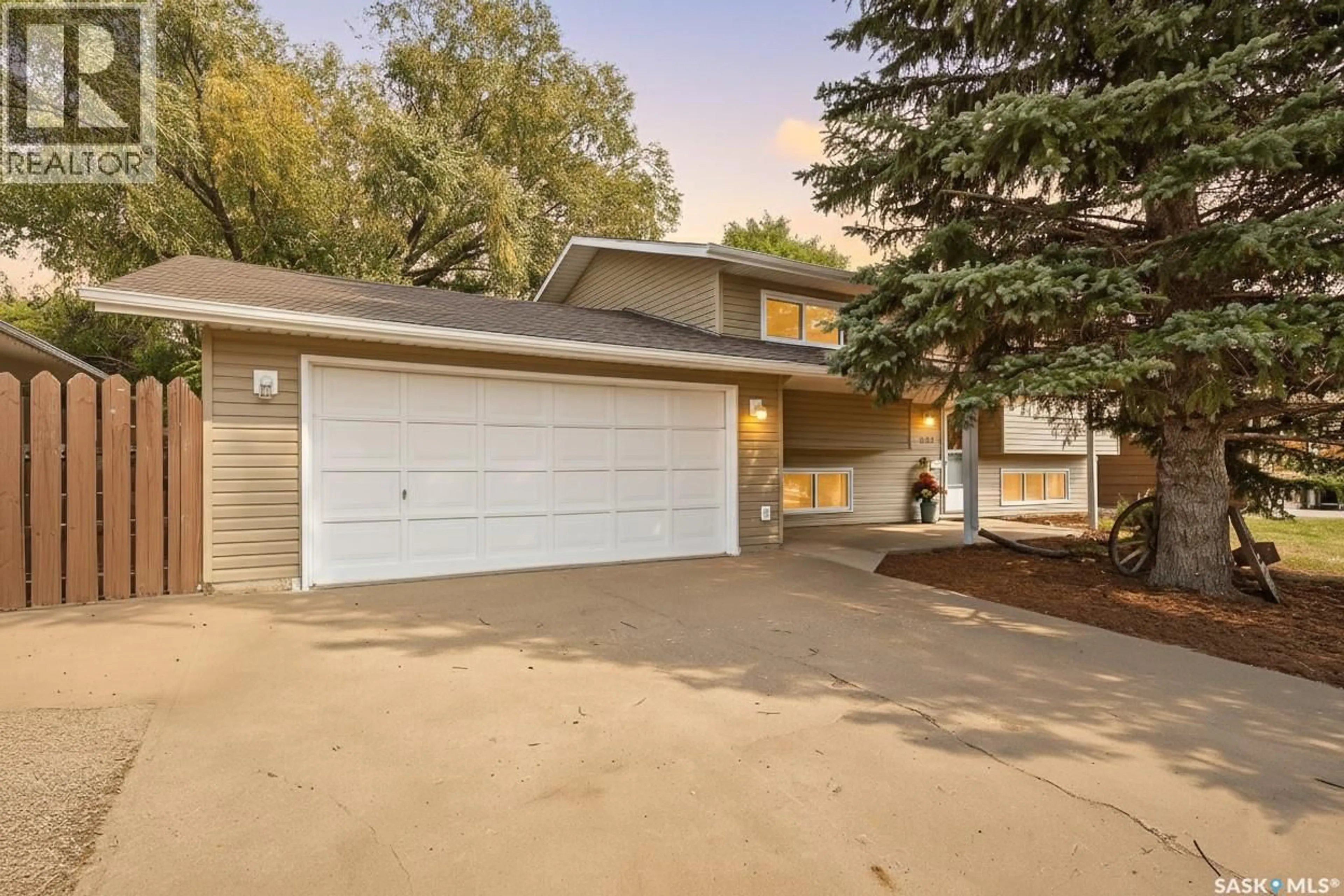 Home with vinyl exterior material, street for 1643 MARQUIS AVENUE, Moose Jaw Saskatchewan S6H7V3