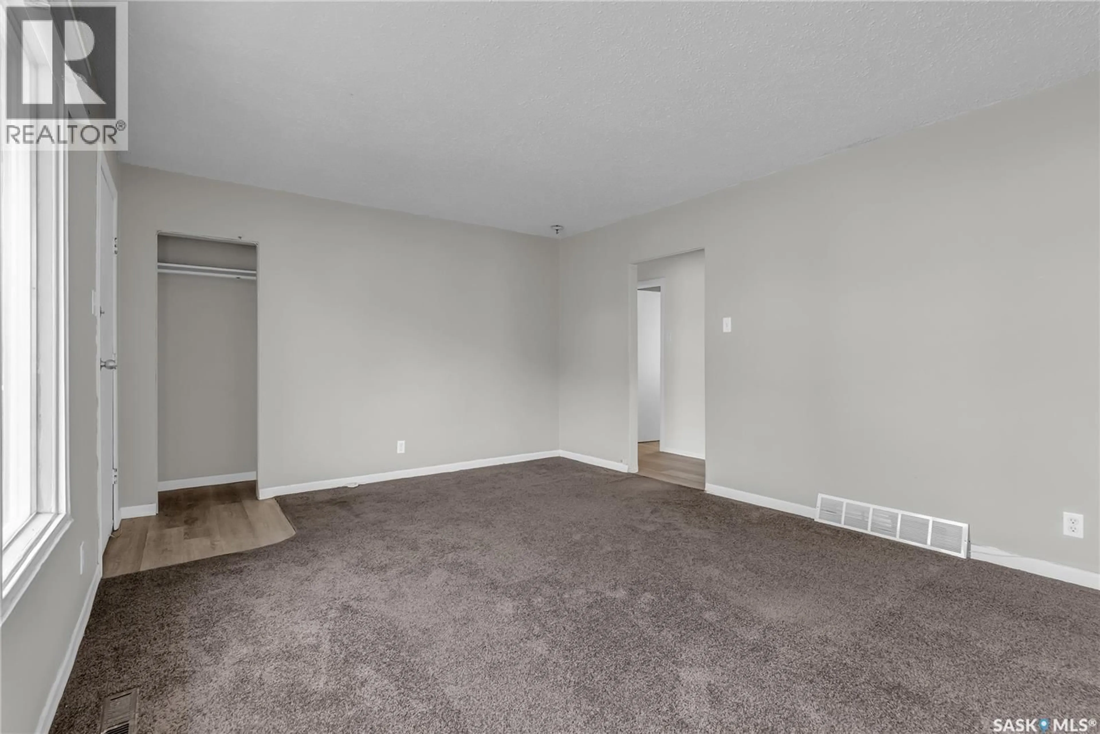 A pic of a room for 1729 C AVENUE, Saskatoon Saskatchewan S7L1L6