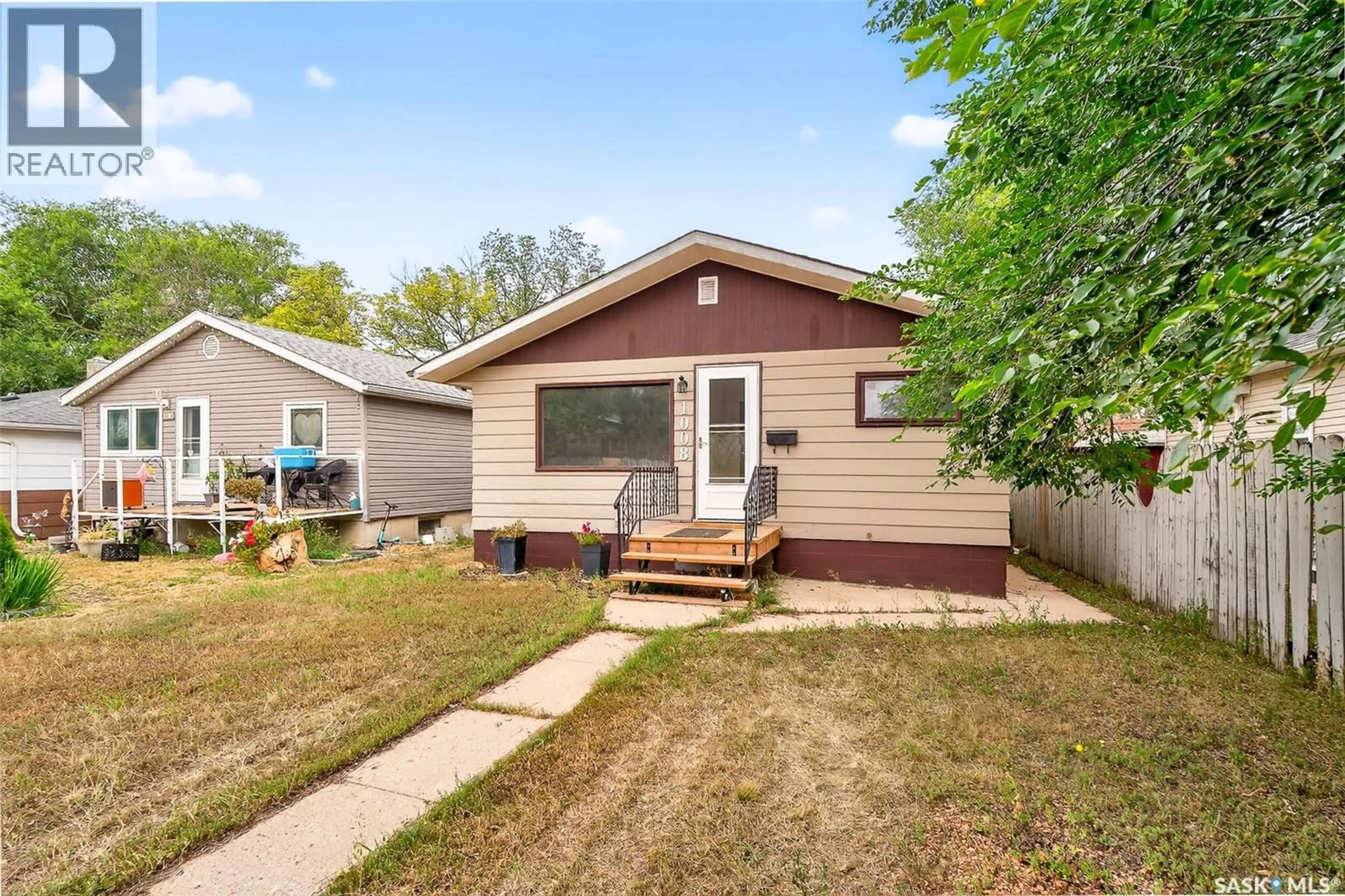 Home with vinyl exterior material, street for 1008 LILLOOET STREET, Moose Jaw Saskatchewan S6H5B8
