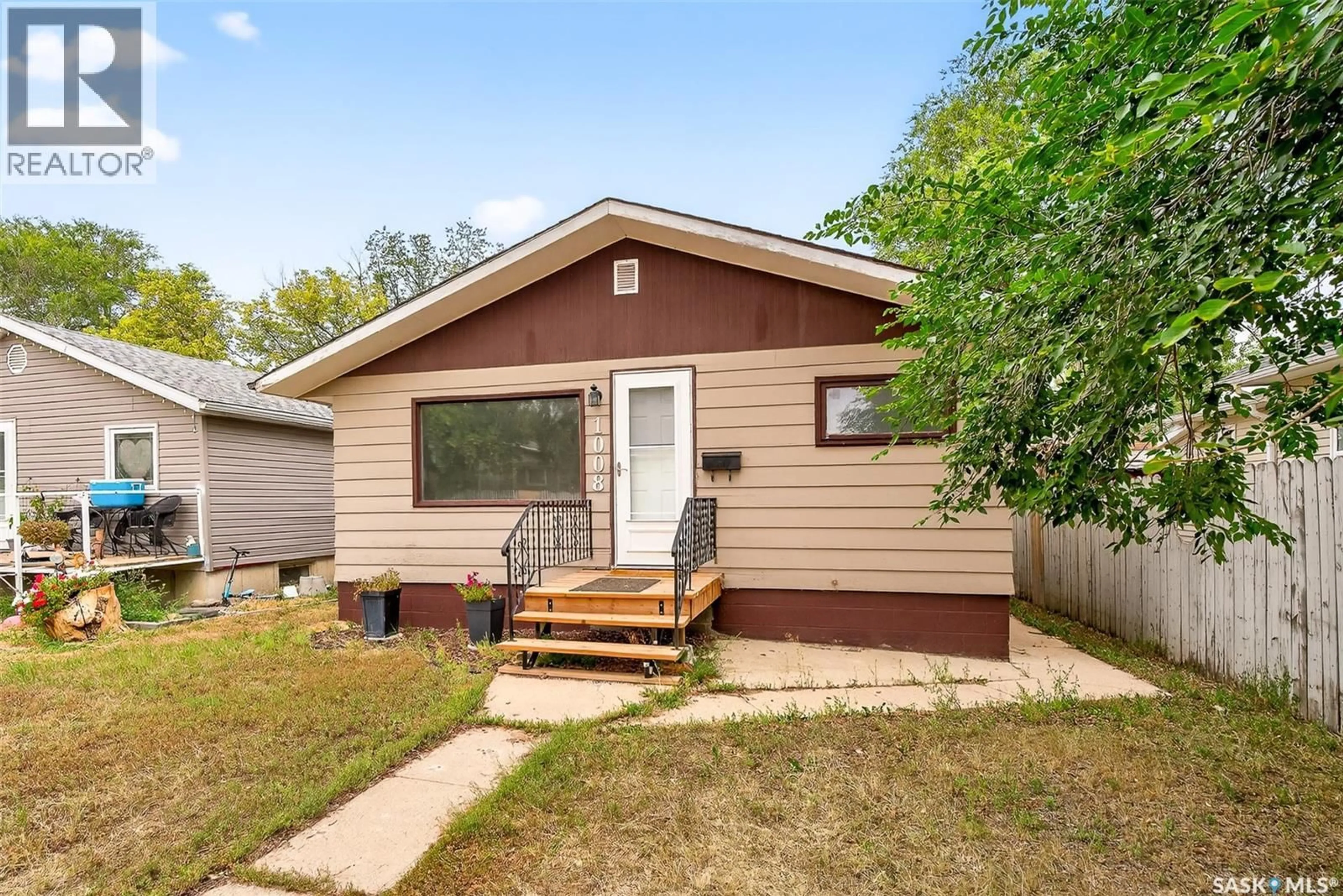 Home with vinyl exterior material, street for 1008 LILLOOET STREET, Moose Jaw Saskatchewan S6H5B8