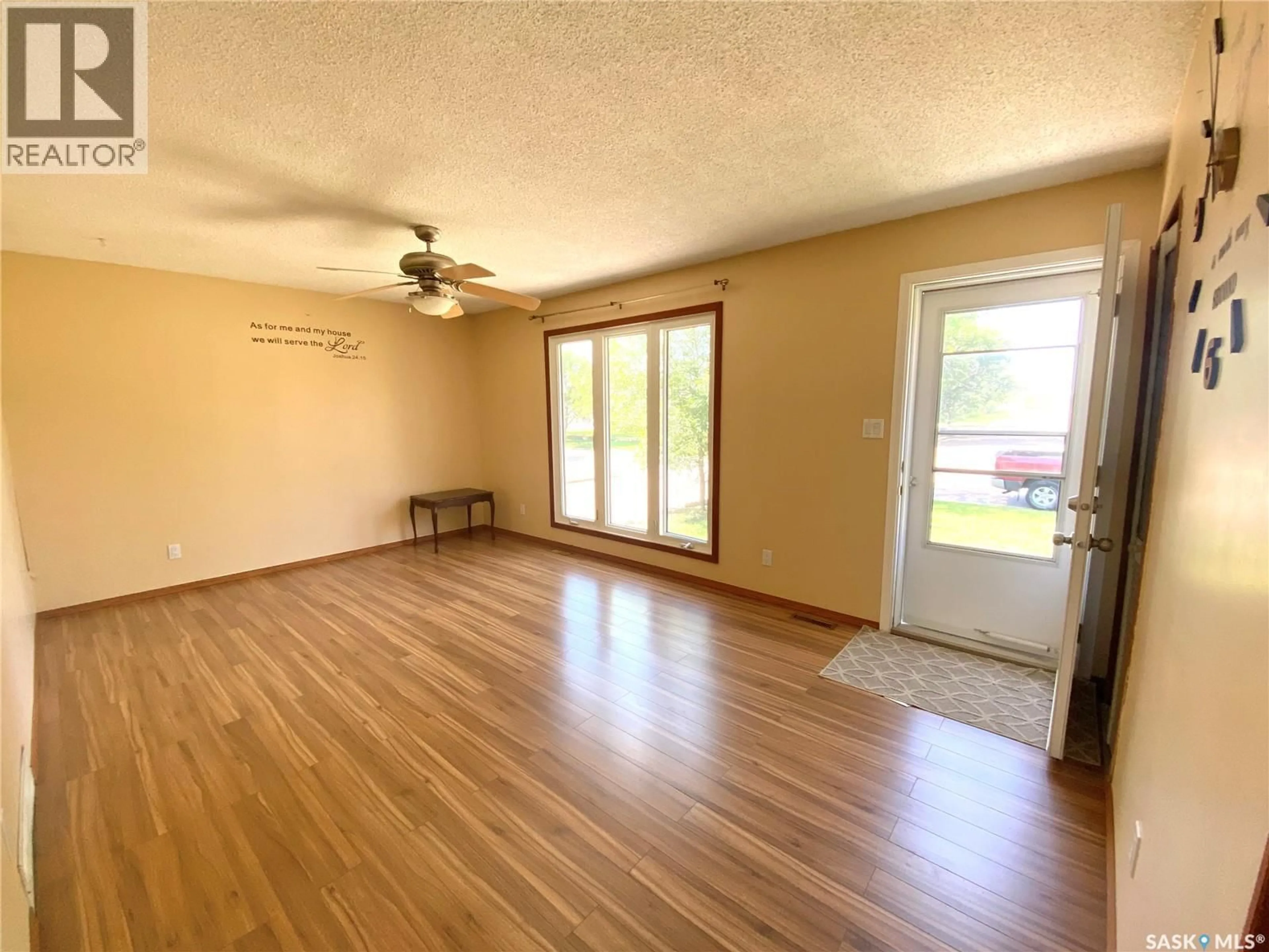 A pic of a room for 216 3RD STREET, Frontier Saskatchewan S0N0W0
