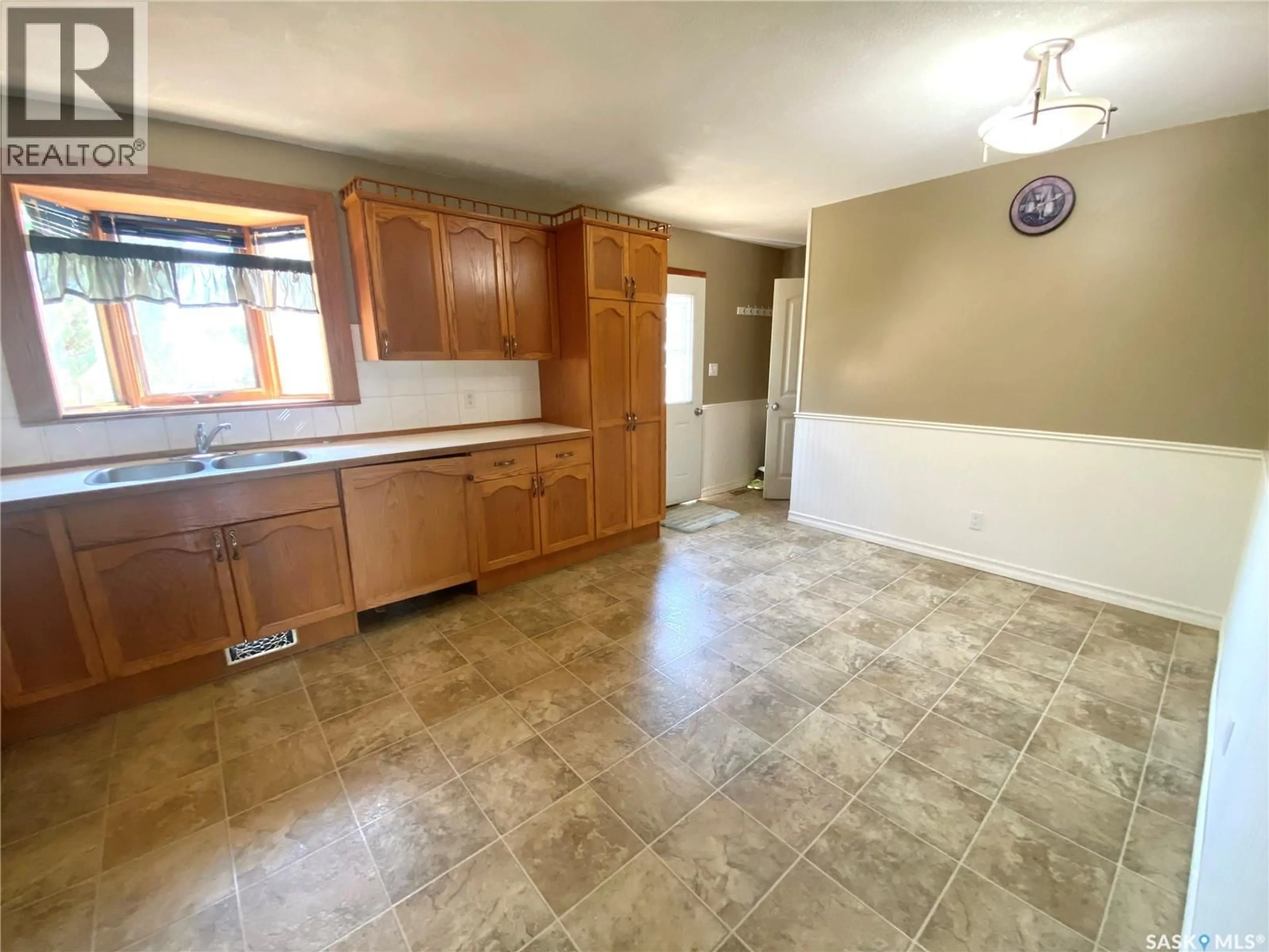 A pic of a room for 216 3RD STREET, Frontier Saskatchewan S0N0W0