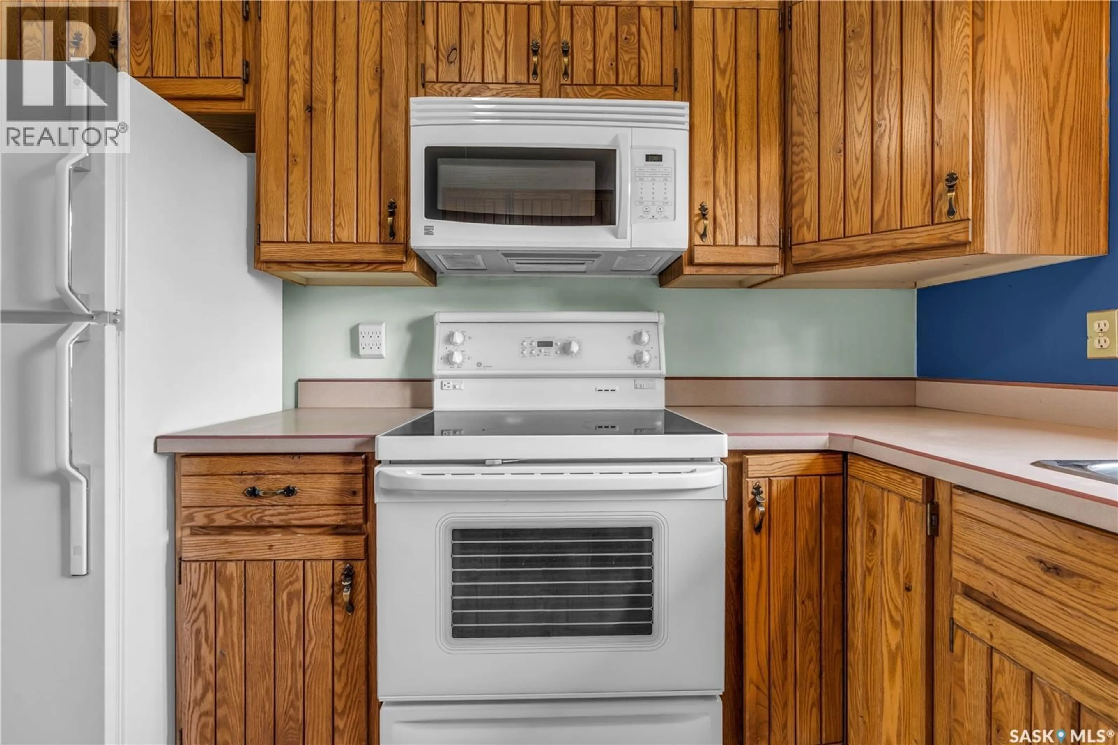 Standard kitchen, unknown for 305 3RD AVENUE, Edenwold Saskatchewan S0G1K0