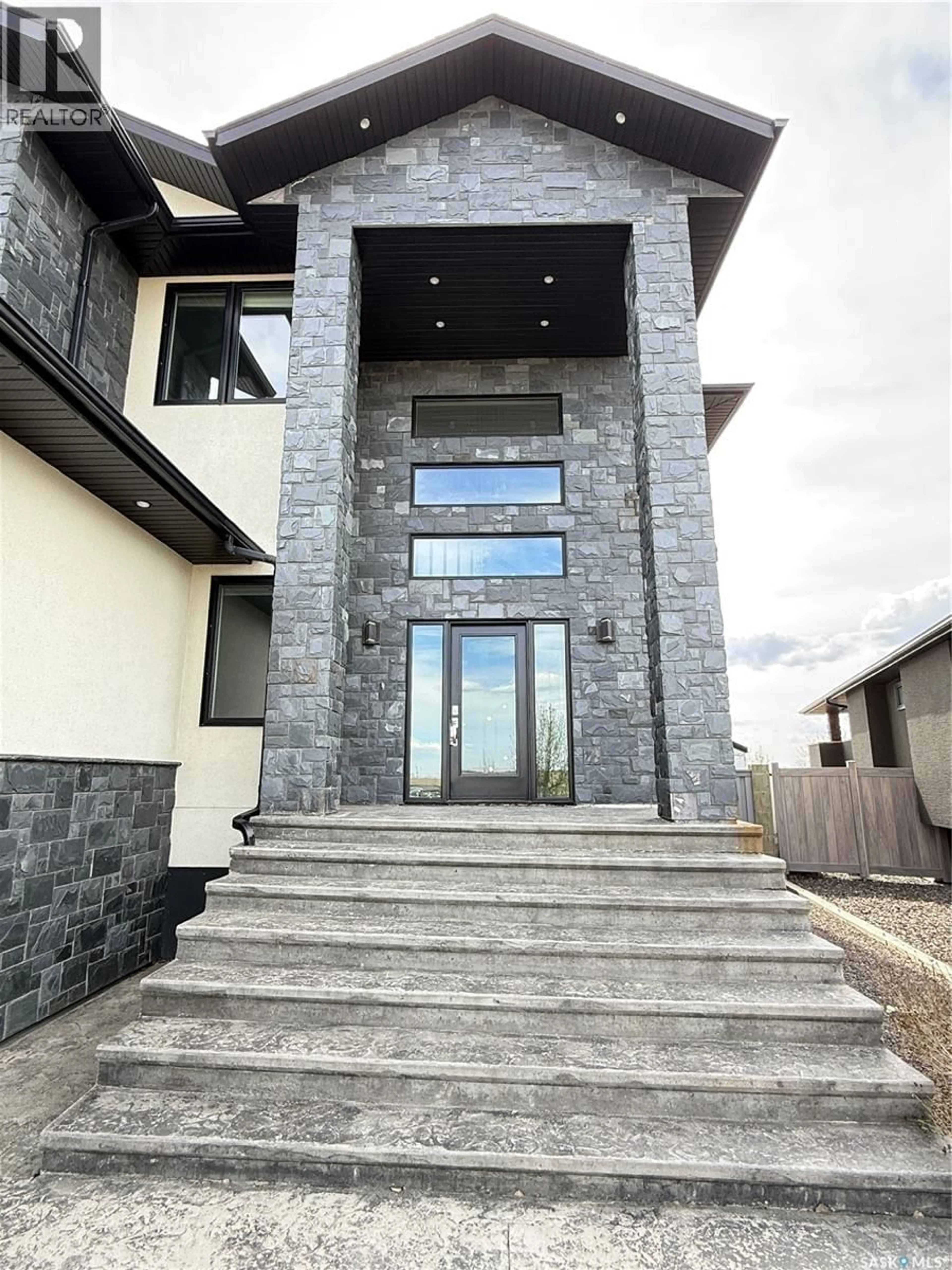 Indoor foyer for 837 JOHNSTON DRIVE, Weyburn Saskatchewan S4H3M5