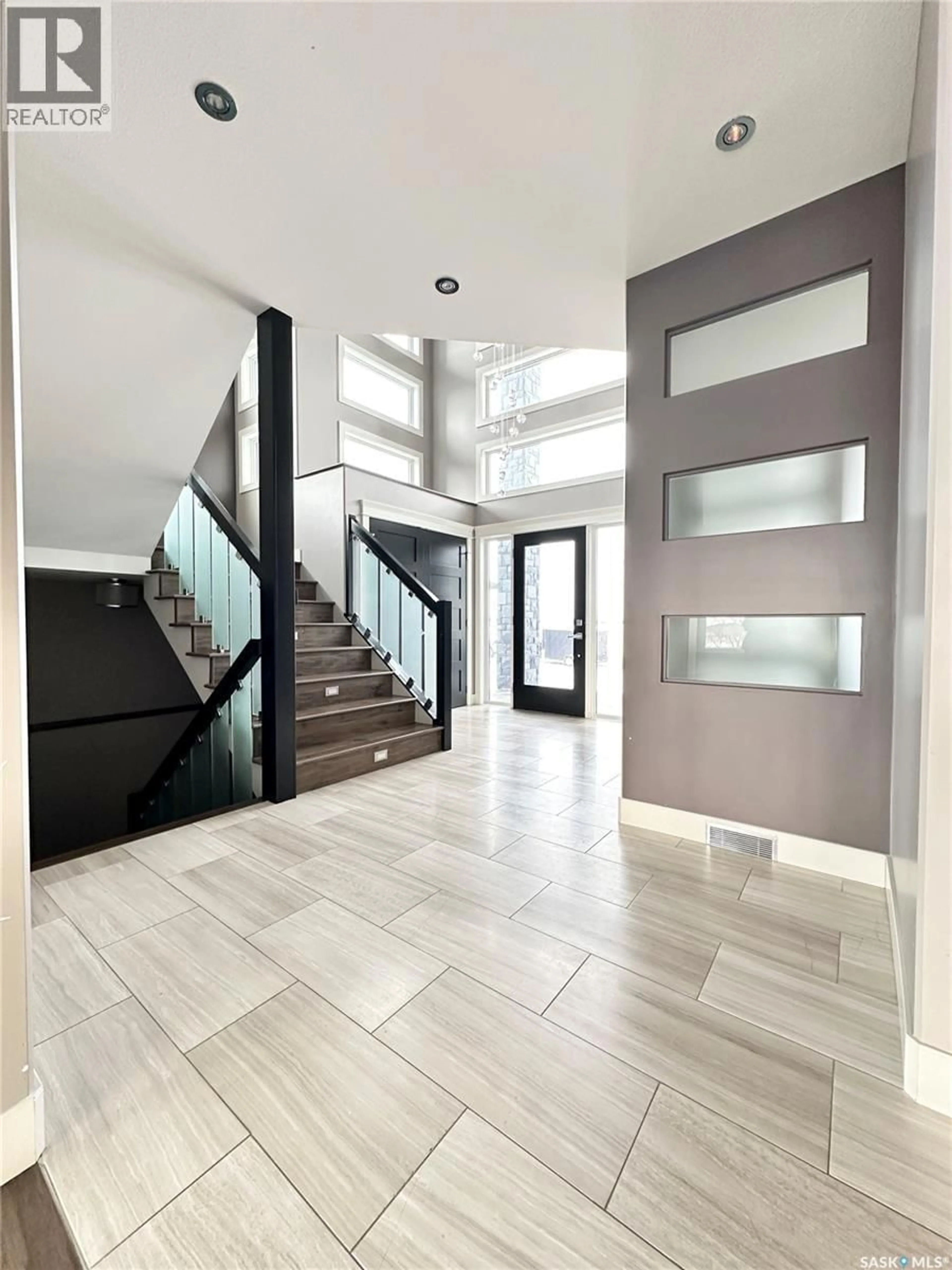Indoor foyer for 837 JOHNSTON DRIVE, Weyburn Saskatchewan S4H3M5