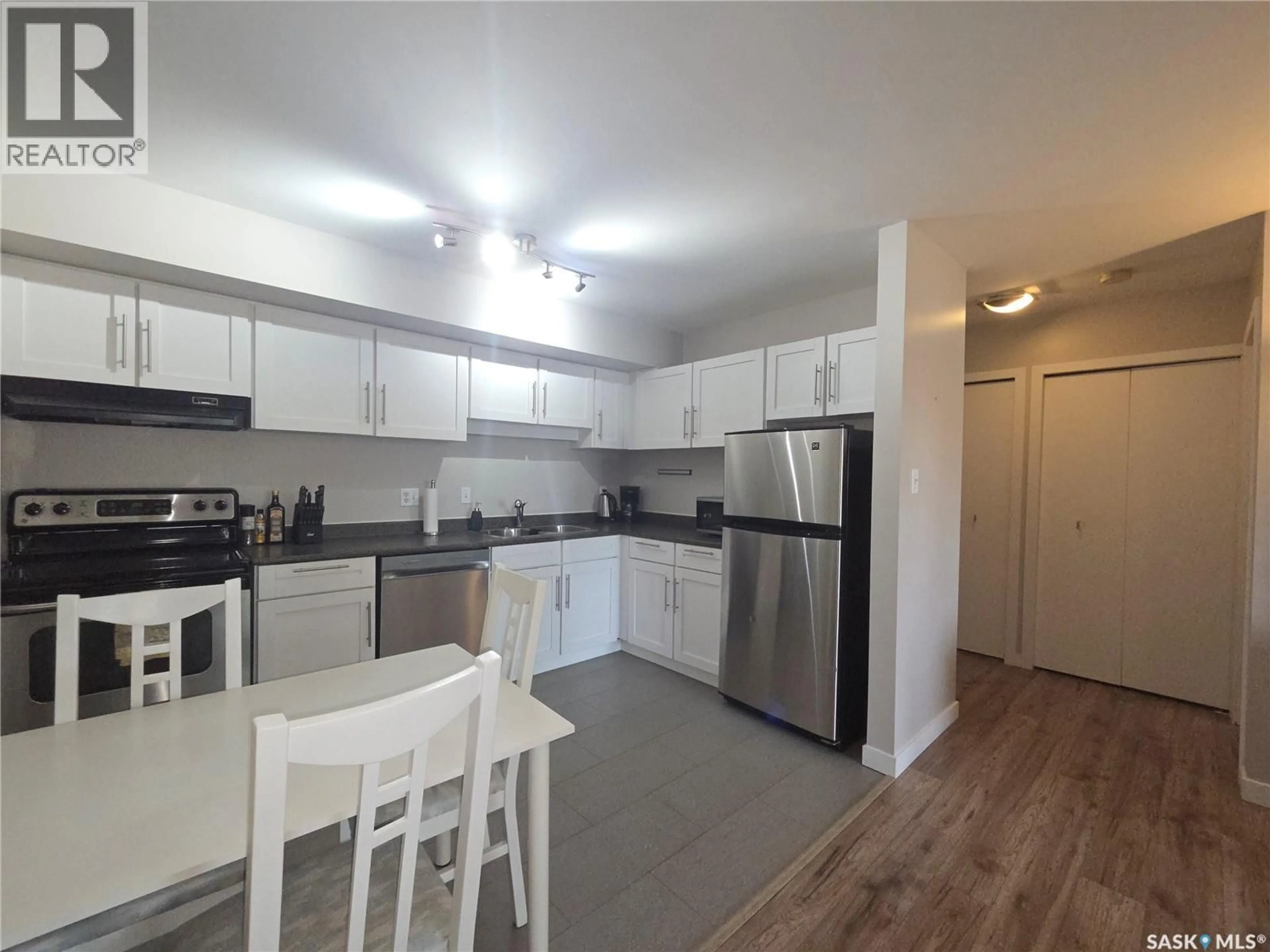 Standard kitchen, wood/laminate floor for 102 275 KINGSMERE BOULEVARD, Saskatoon Saskatchewan S7J4J6