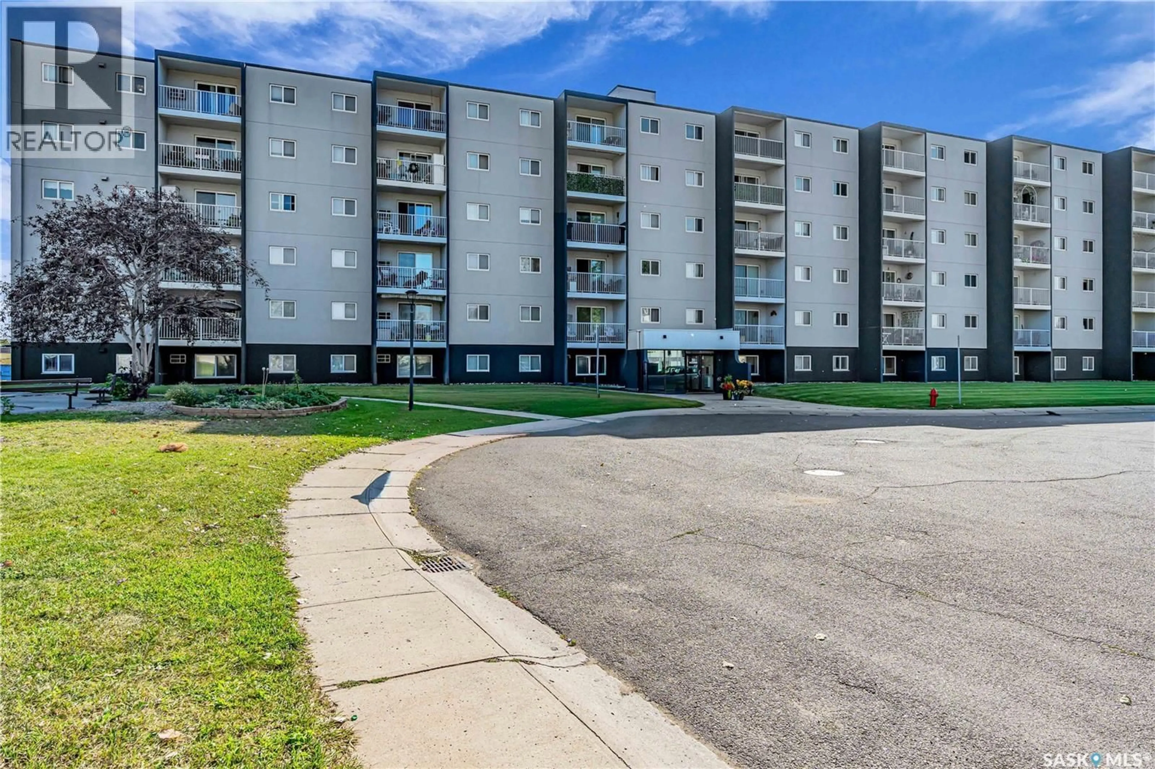 Patio, street for 613 KLEISINGER CRESCENT, Regina Saskatchewan S4R7M3