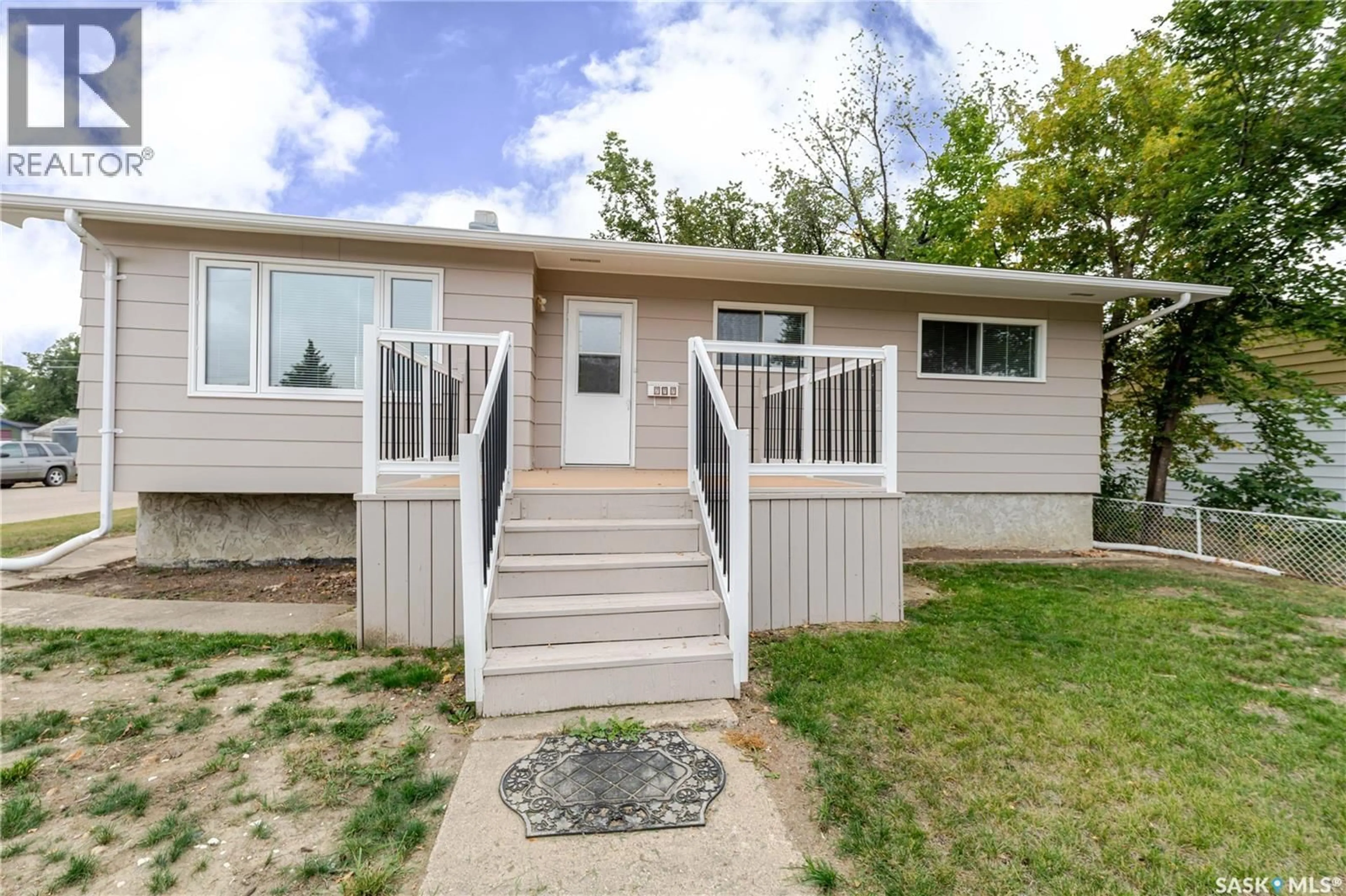 Home with vinyl exterior material, street for E - 777 HOCHELAGA STREET, Moose Jaw Saskatchewan S6H0P9