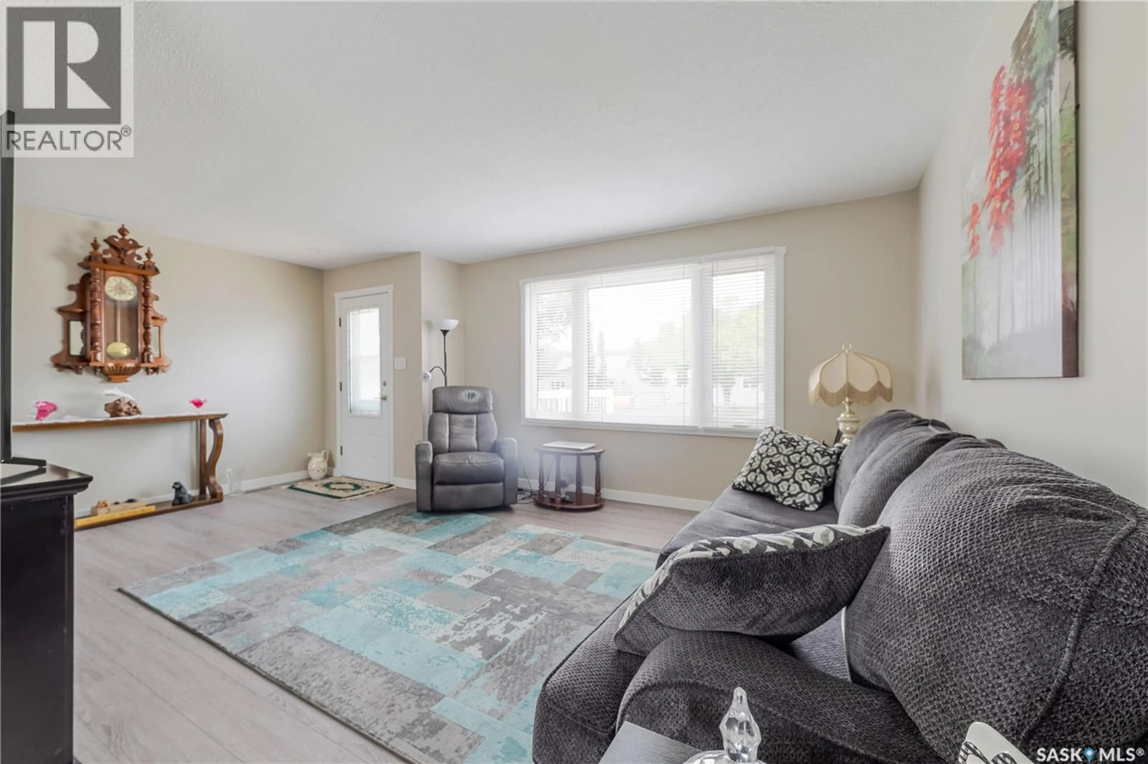 Living room with furniture, carpet floor for E - 777 HOCHELAGA STREET, Moose Jaw Saskatchewan S6H0P9