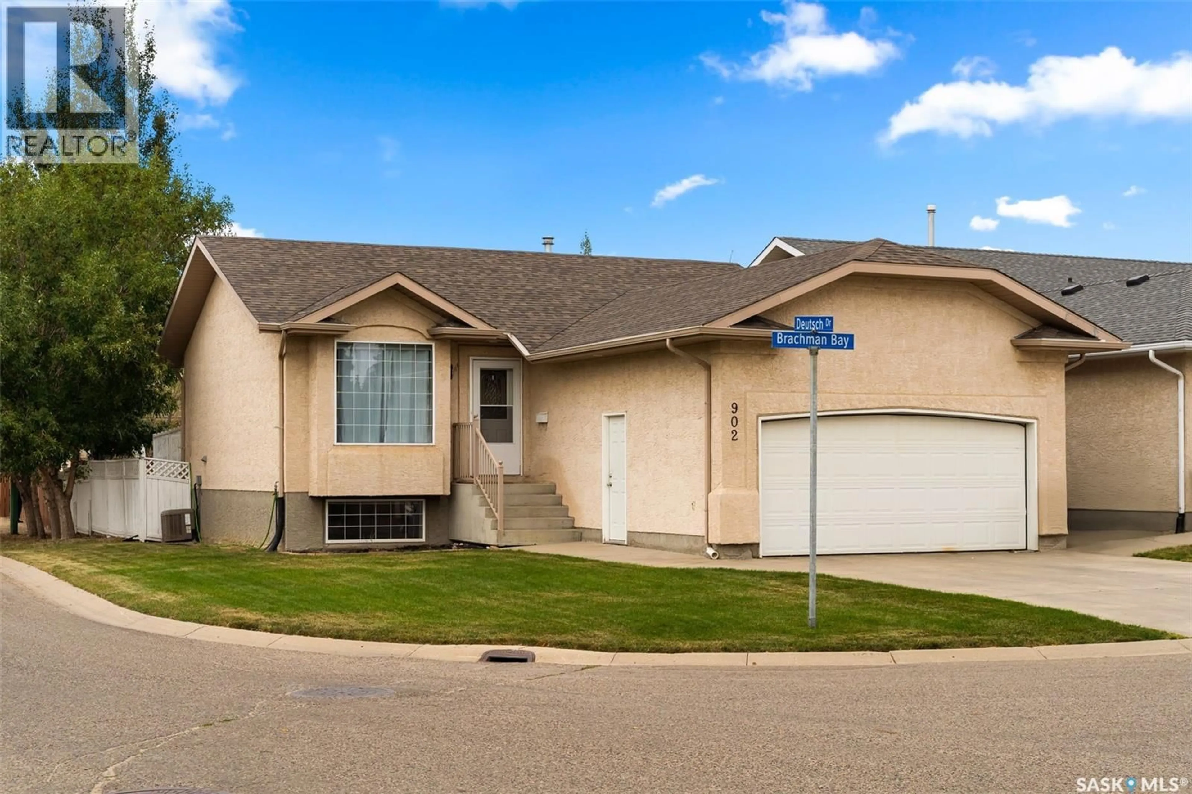 Home with vinyl exterior material, street for 902 BRACHMAN BAY, Regina Saskatchewan S4N7P2