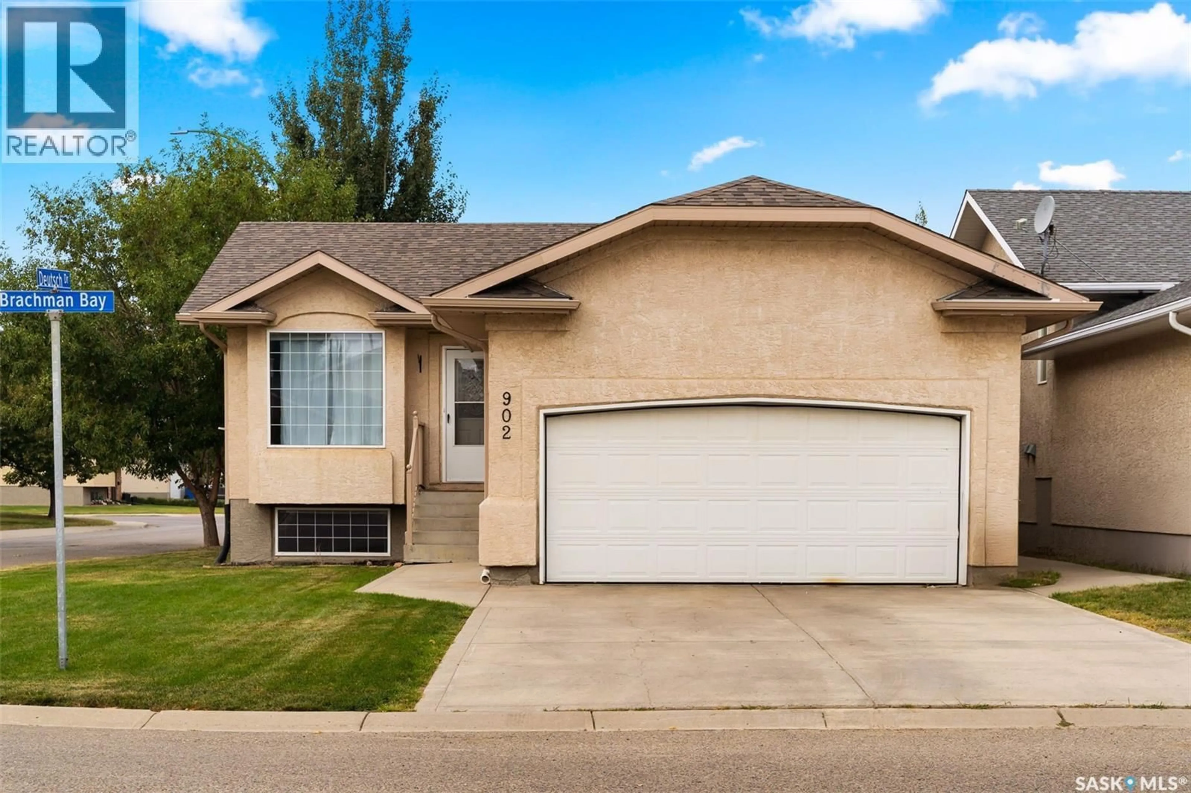 Home with vinyl exterior material, street for 902 BRACHMAN BAY, Regina Saskatchewan S4N7P2