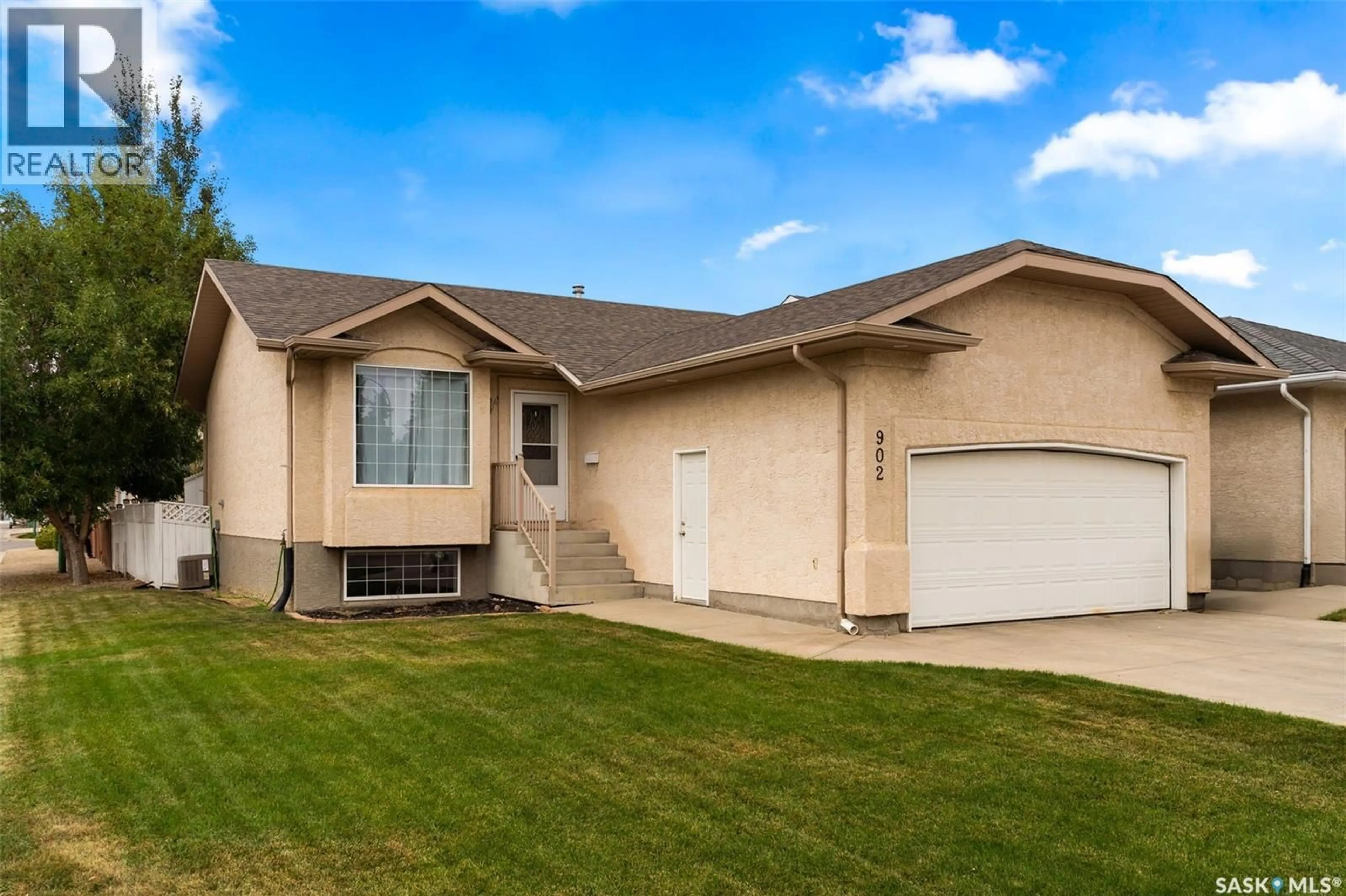 Home with vinyl exterior material, street for 902 BRACHMAN BAY, Regina Saskatchewan S4N7P2
