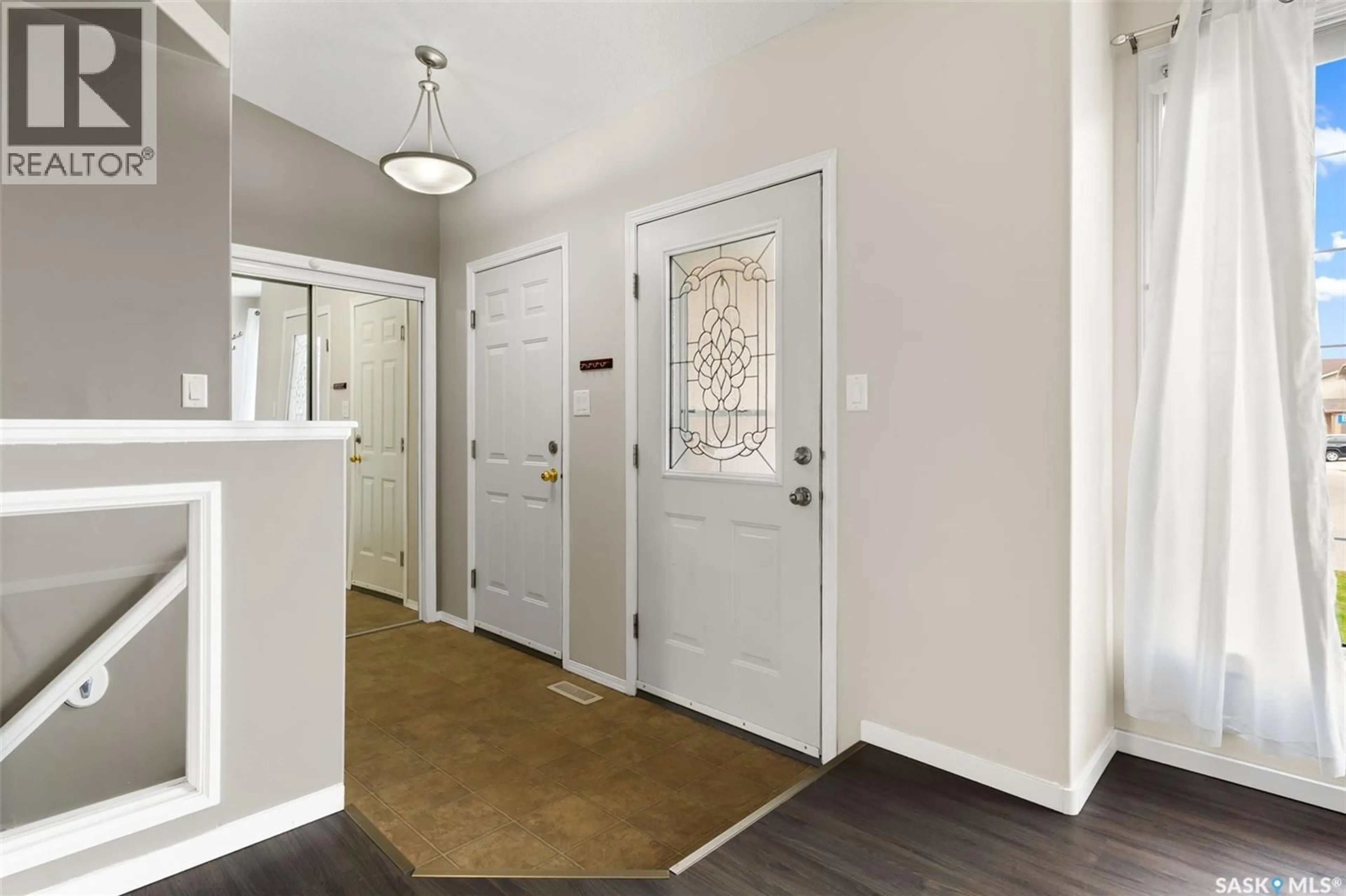 Indoor entryway for 902 BRACHMAN BAY, Regina Saskatchewan S4N7P2