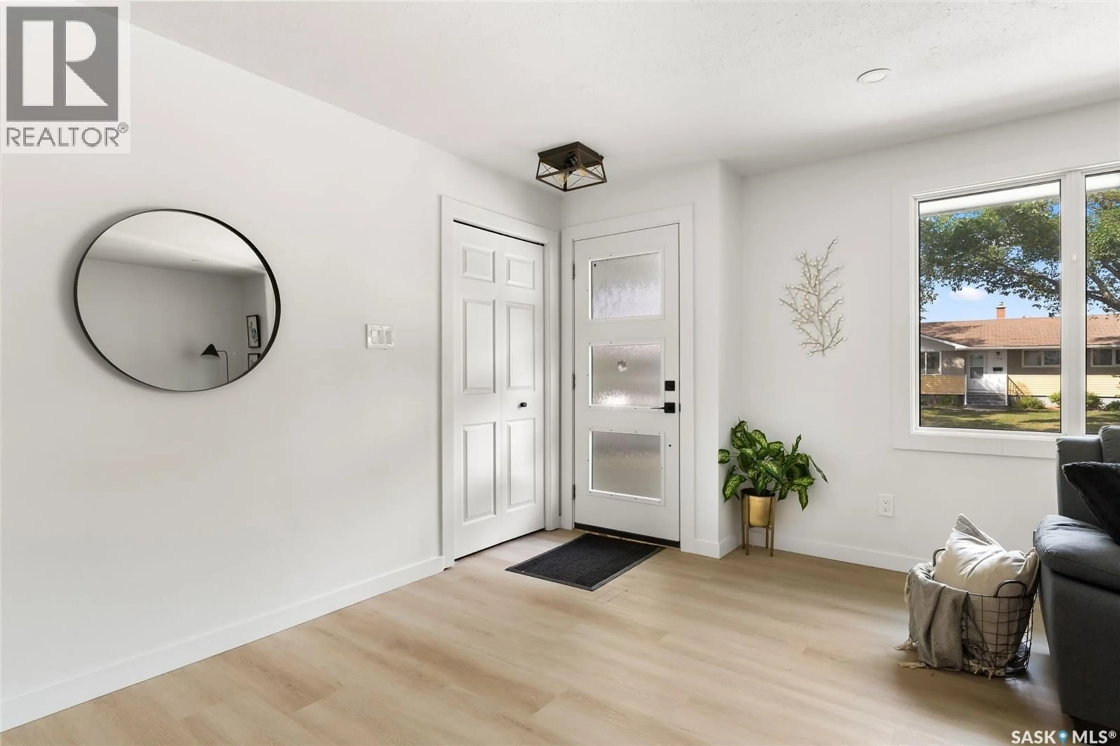 Indoor entryway for 103 ELMVIEW ROAD, Regina Saskatchewan S4R0B5