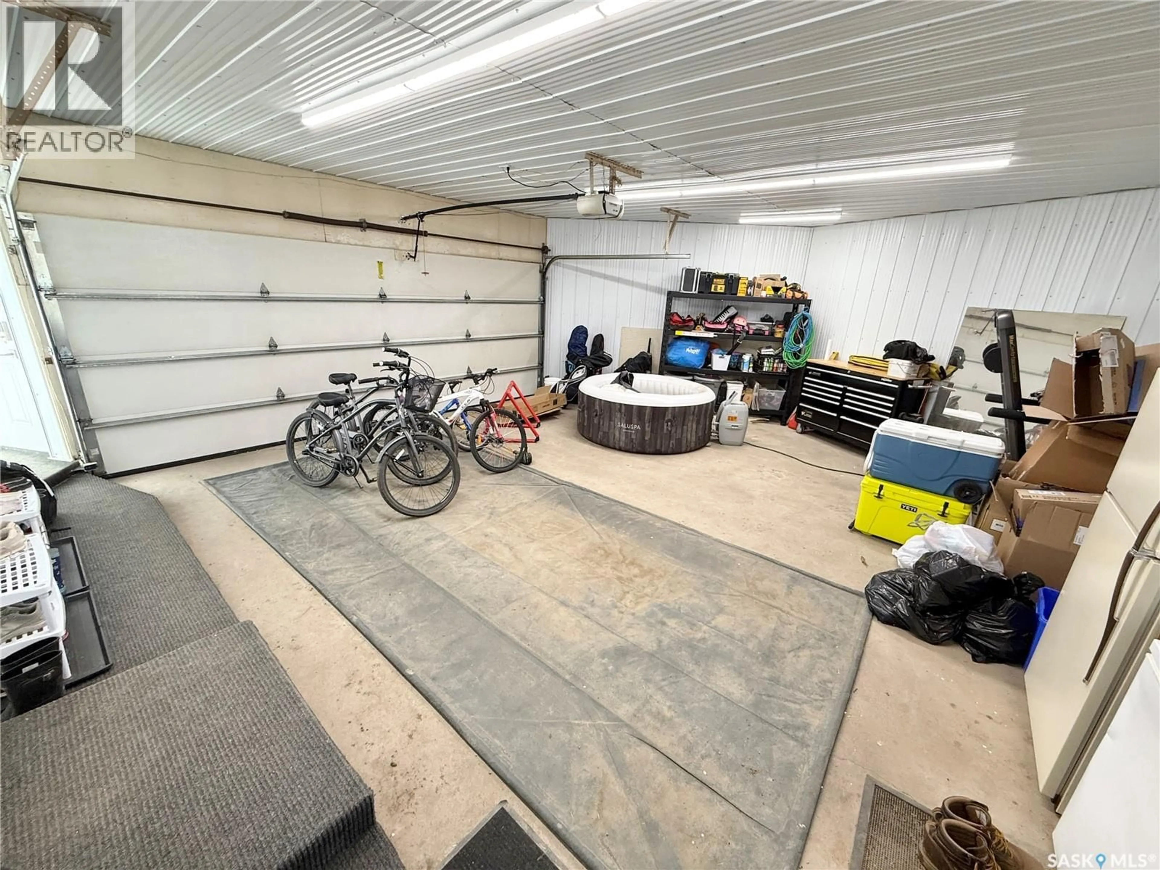 Indoor garage for 3 MCLELLAND BAY, Weyburn Saskatchewan S4H2V3