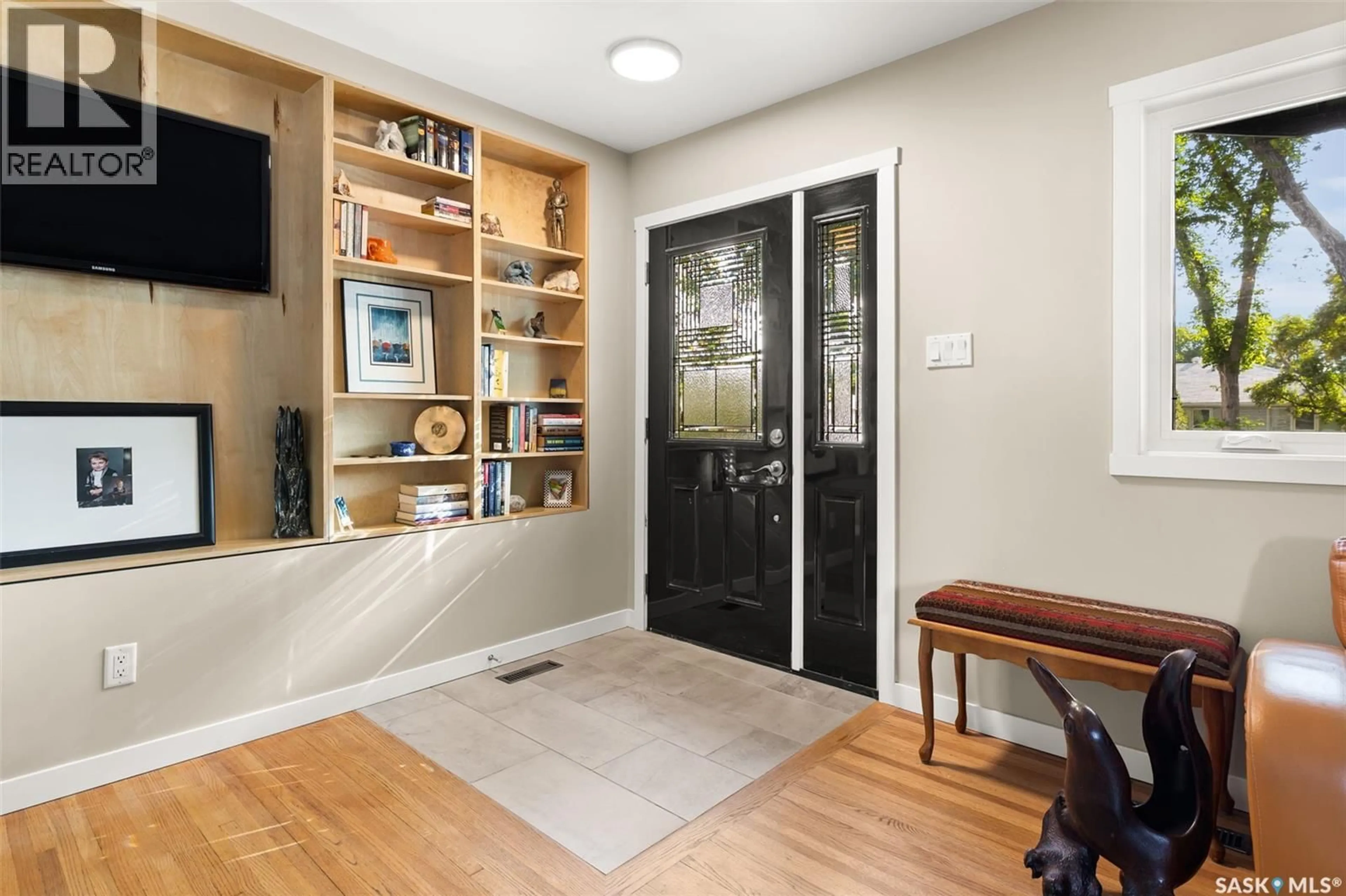 Indoor entryway for 118 LANGLEY STREET, Regina Saskatchewan S4S3V8
