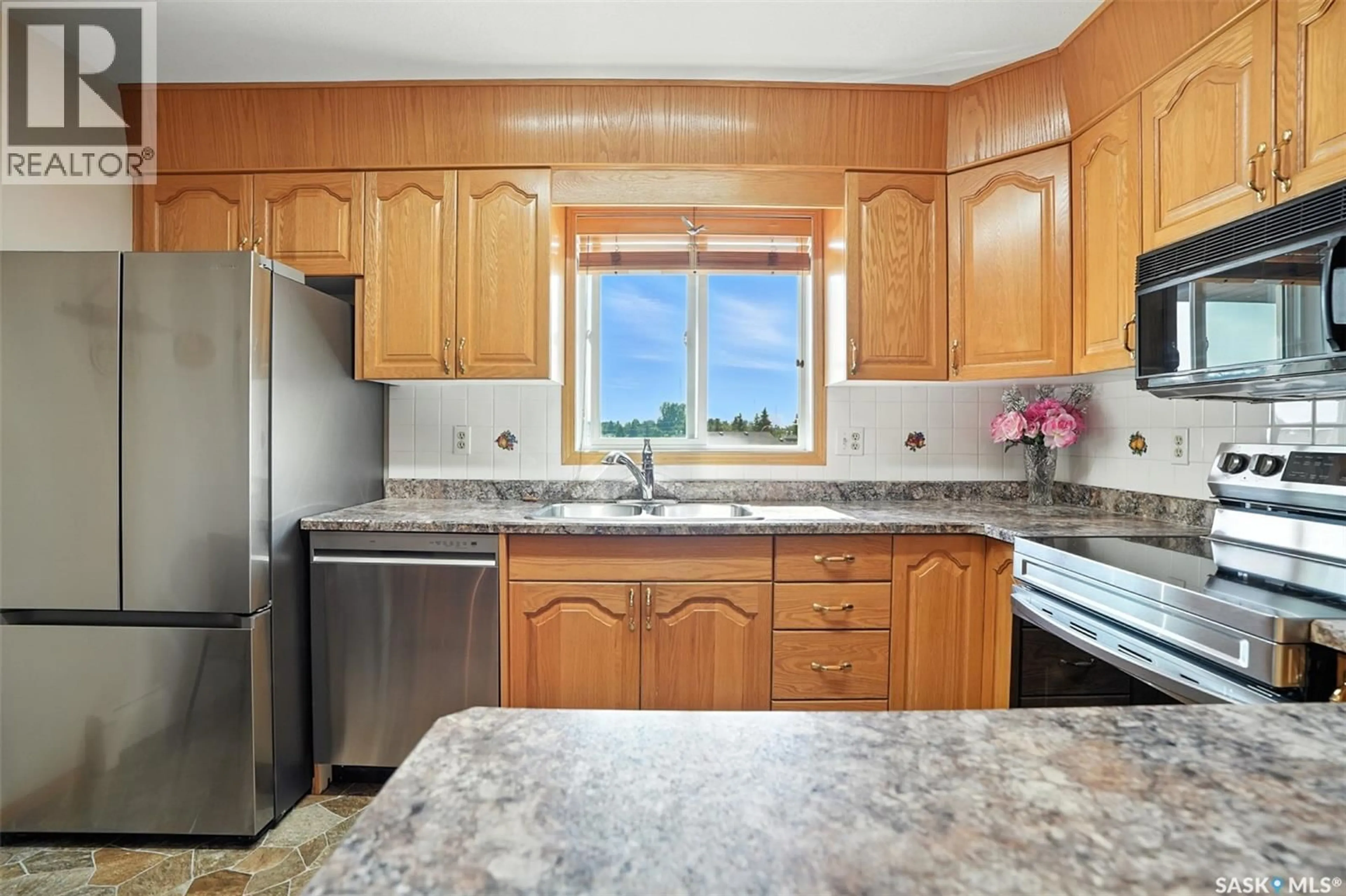 Standard kitchen, unknown for 103 - 307 KEEVIL CRESCENT, Saskatoon Saskatchewan S7N4L9