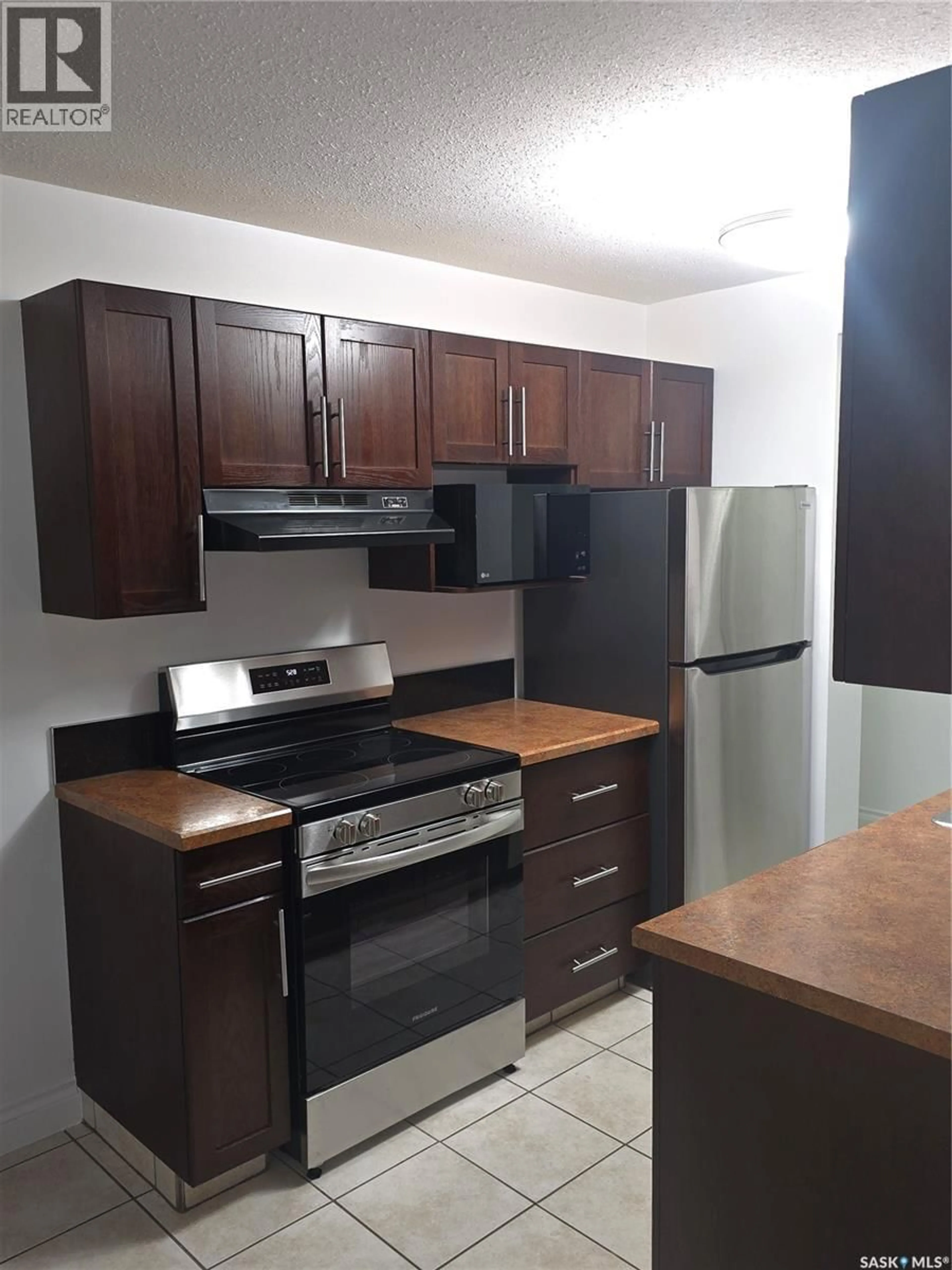 Standard kitchen, wood/laminate floor for 1 - 1953 GARNET STREET, Regina Saskatchewan S4T2Z4
