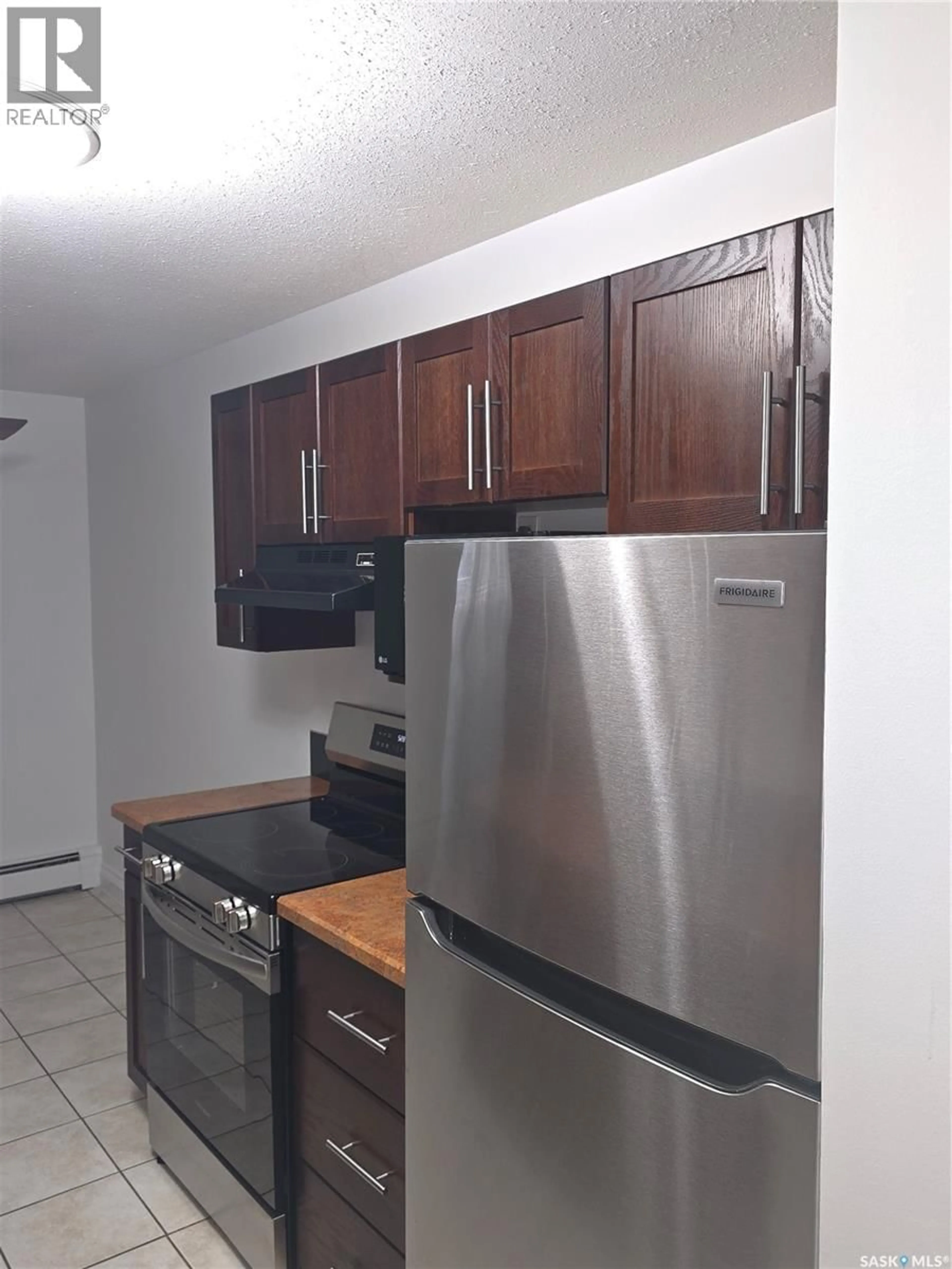 Standard kitchen, unknown for 1 - 1953 GARNET STREET, Regina Saskatchewan S4T2Z4