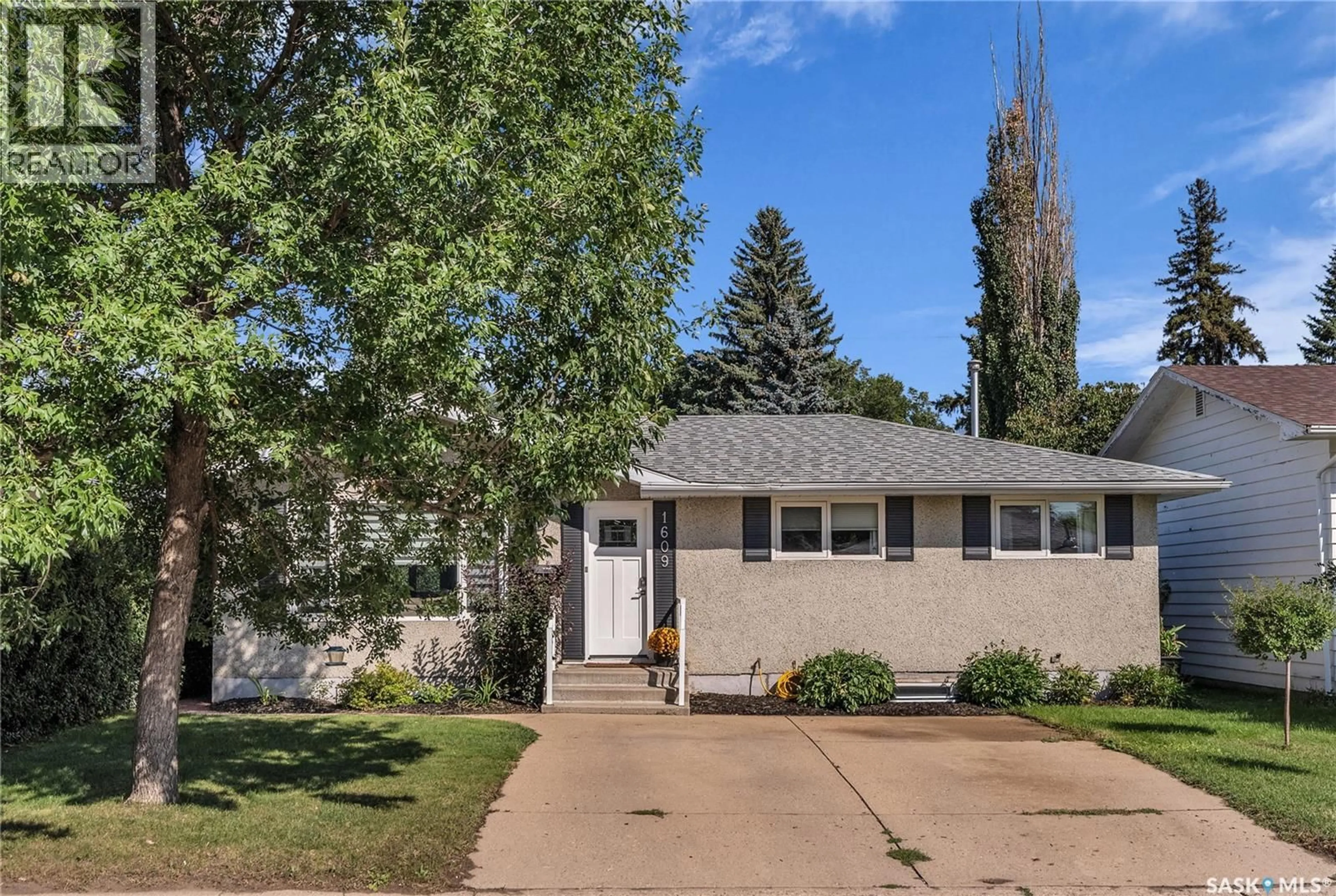 Home with vinyl exterior material, street for 1609 RUTH STREET, Saskatoon Saskatchewan S7J0L7